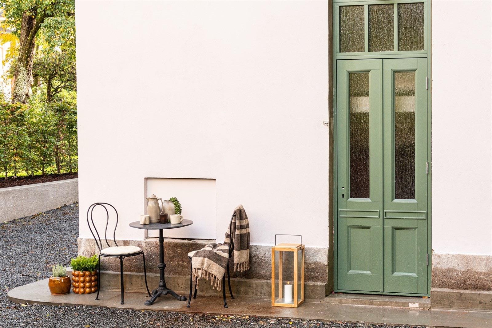 Leiligheten har egen inngang og uteplass foran inngangspartiet hvor det er plass til et hyggelig cafésett Galleribilde