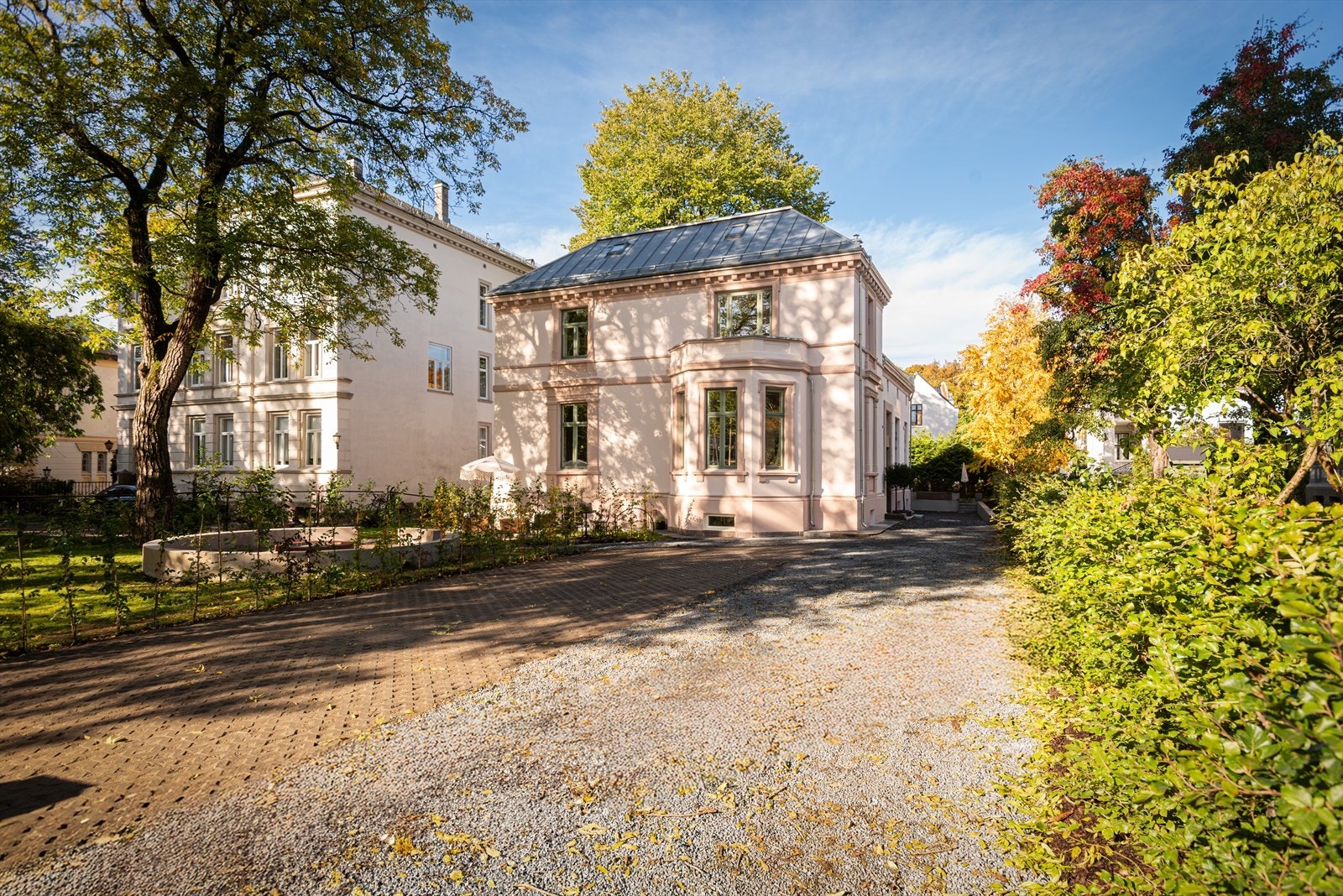 Det er avsatt fem biloppstillingsplasser på eiendommen - Det er forbeholdt en parkeringsplass for hver leilighet Galleribilde