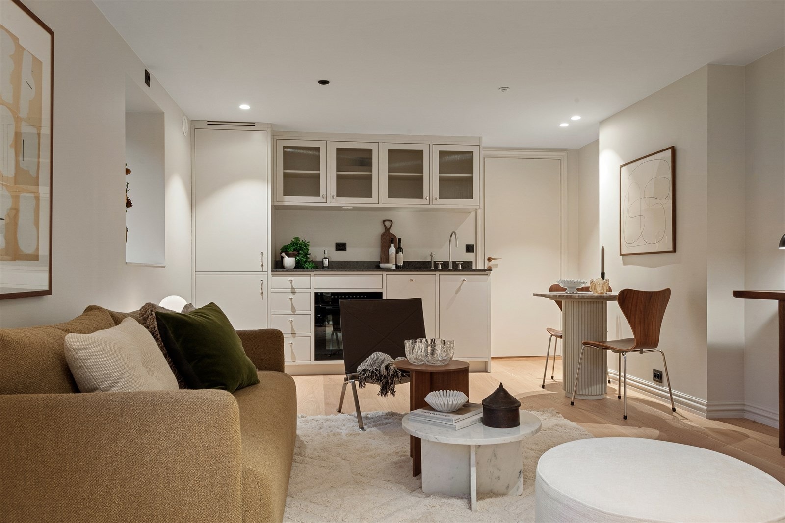 Kjøkkenet er et høykvalitets, spesialbygget snekkerkjøkken i en lekker og tidløs utførelse Galleribilde