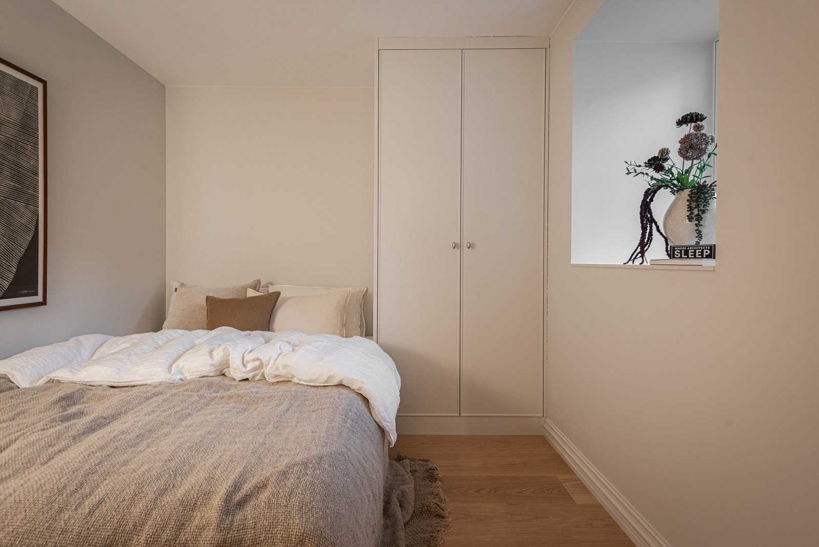 Soverommet har plass til seng og garderobeskap Galleribilde