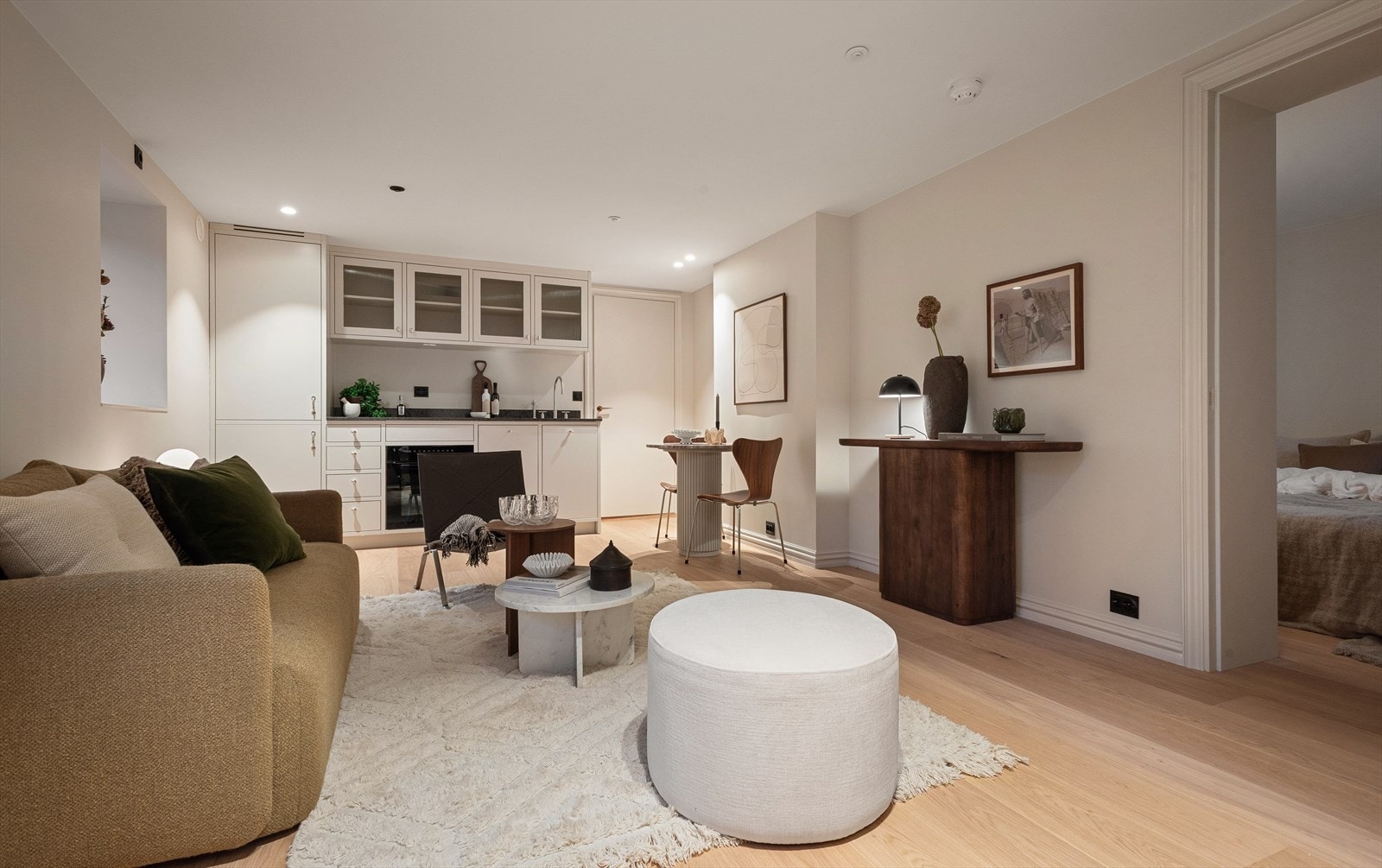 Leiligheten har en åpen stue-/kjøkkenløsning med plass til både spisebord og sofagruppe Galleribilde