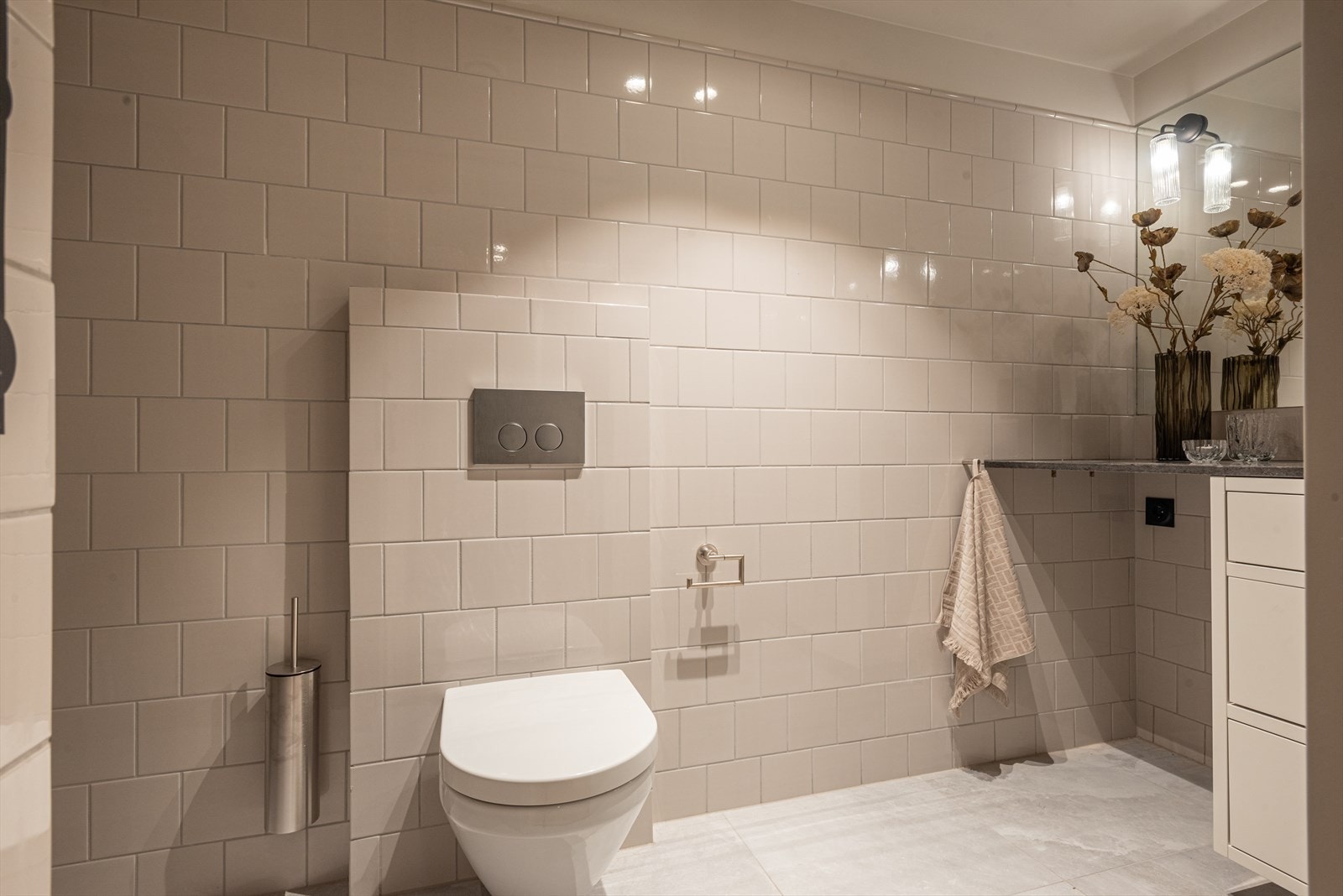 Lekkert baderom med blant annet, delikate, nøye utvalgte fliser og dusjgarnityr fra Dornbracht Galleribilde