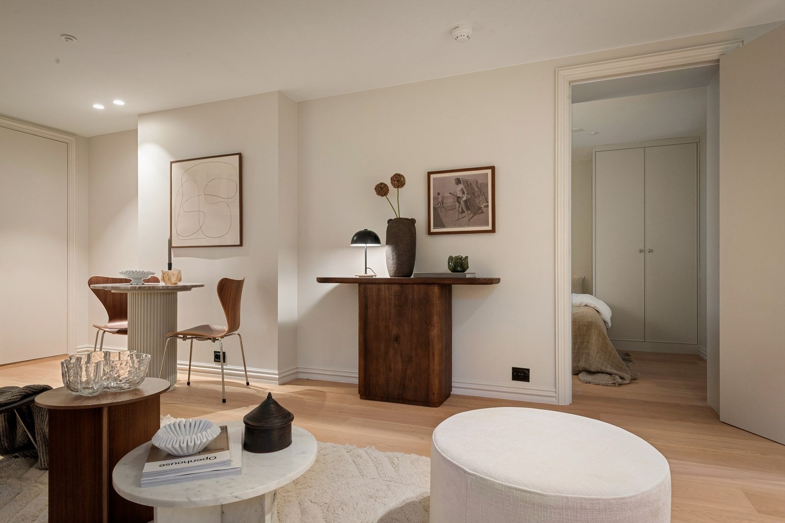 Leilighetene leveres med med vannbåren gulvvarme, møbelsnekret og spesialtilpasset kjøkken, bad og garderober, samt heltre eikegulv Galleribilde