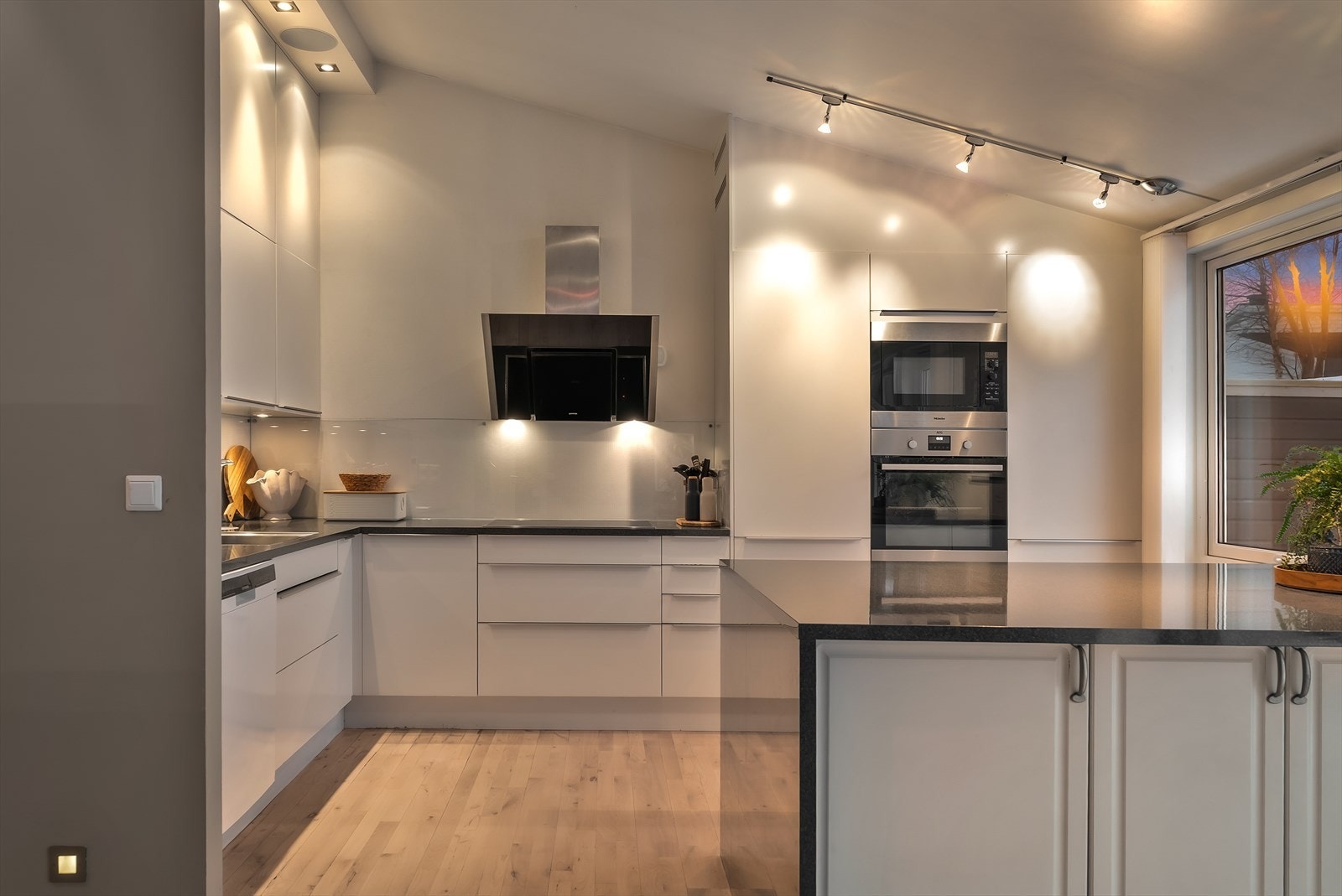 Øverste etasje består av to halvplan, dette med kjøkken, spisestue og kontor. Galleribilde