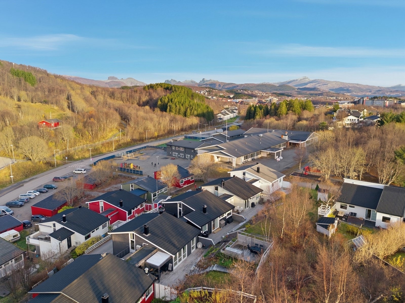 Det medfølger også garasje i garasjerekke like nedenfor boligen. Galleribilde