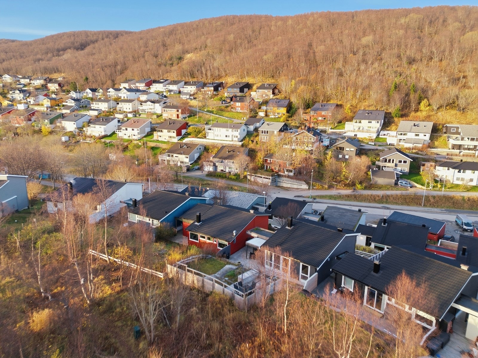 Området er godt etablert og består i hovedsak av eneboliger, rekkehus og flermannsboliger. Galleribilde