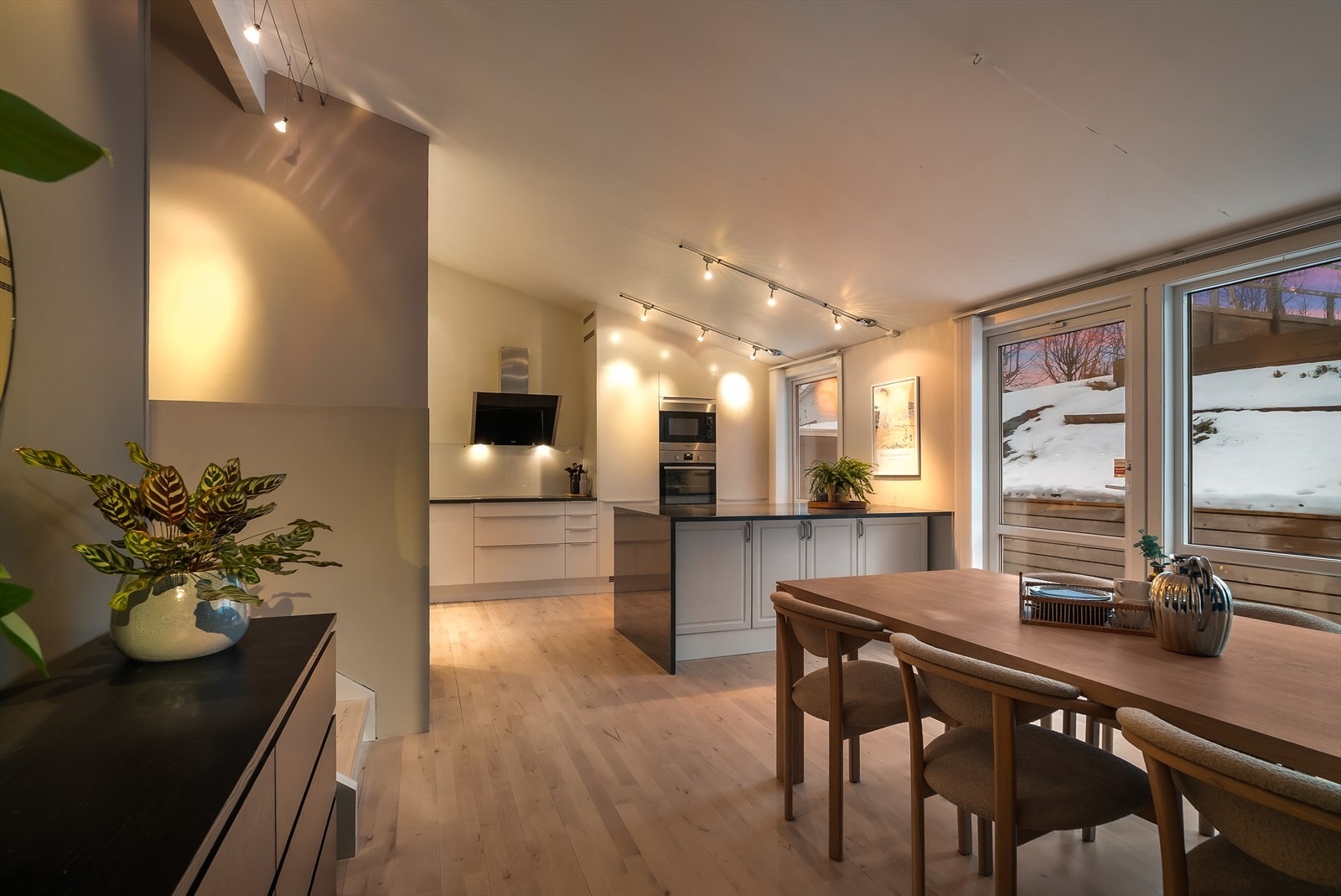 Velkommen til Smålia 18 - en delikat enebolig over to plan med flott, solrikt uteområde og garasje. Galleribilde