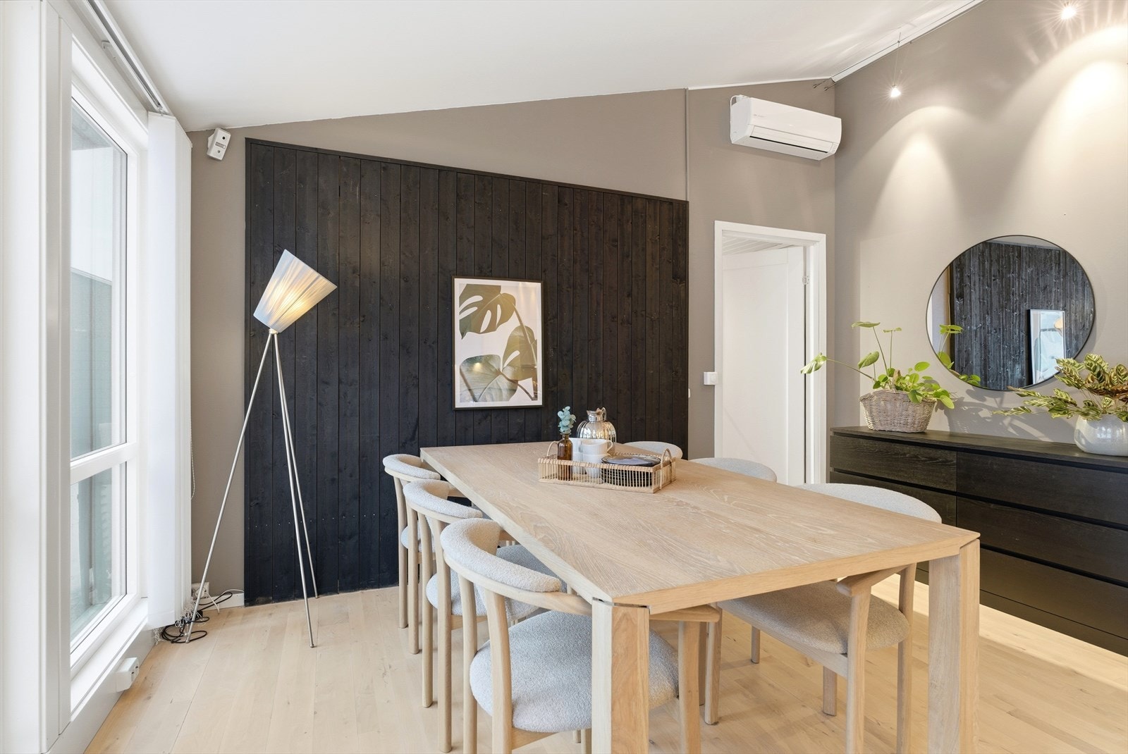 Boligen oppvarmes via varmepumpe på spisestue, vedovn i stuen, varmekabler på bad og ellers elektriske panelover. Galleribilde