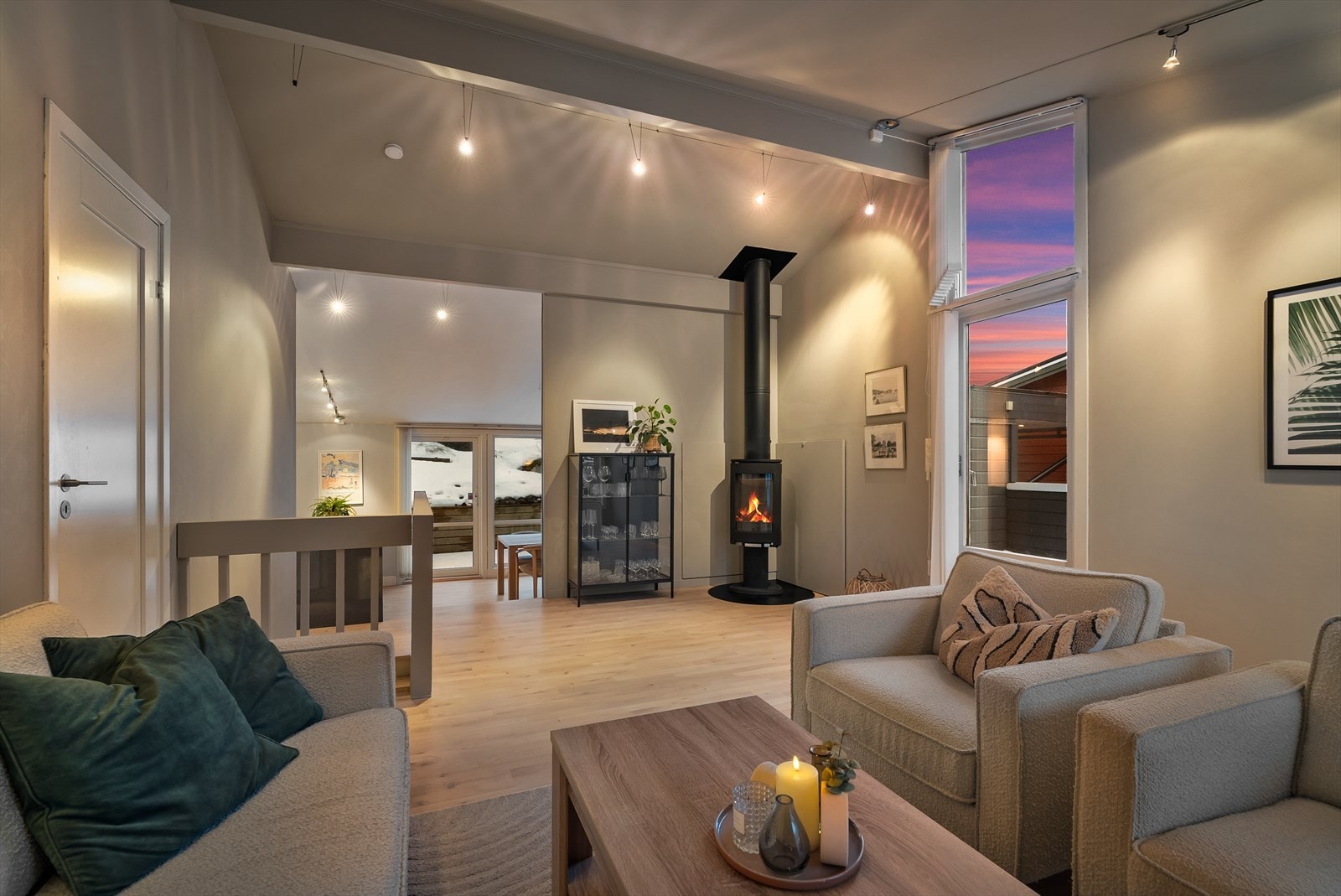 Rommet er av god størrelse, og har fint plass til flere møbleringssoner. Galleribilde