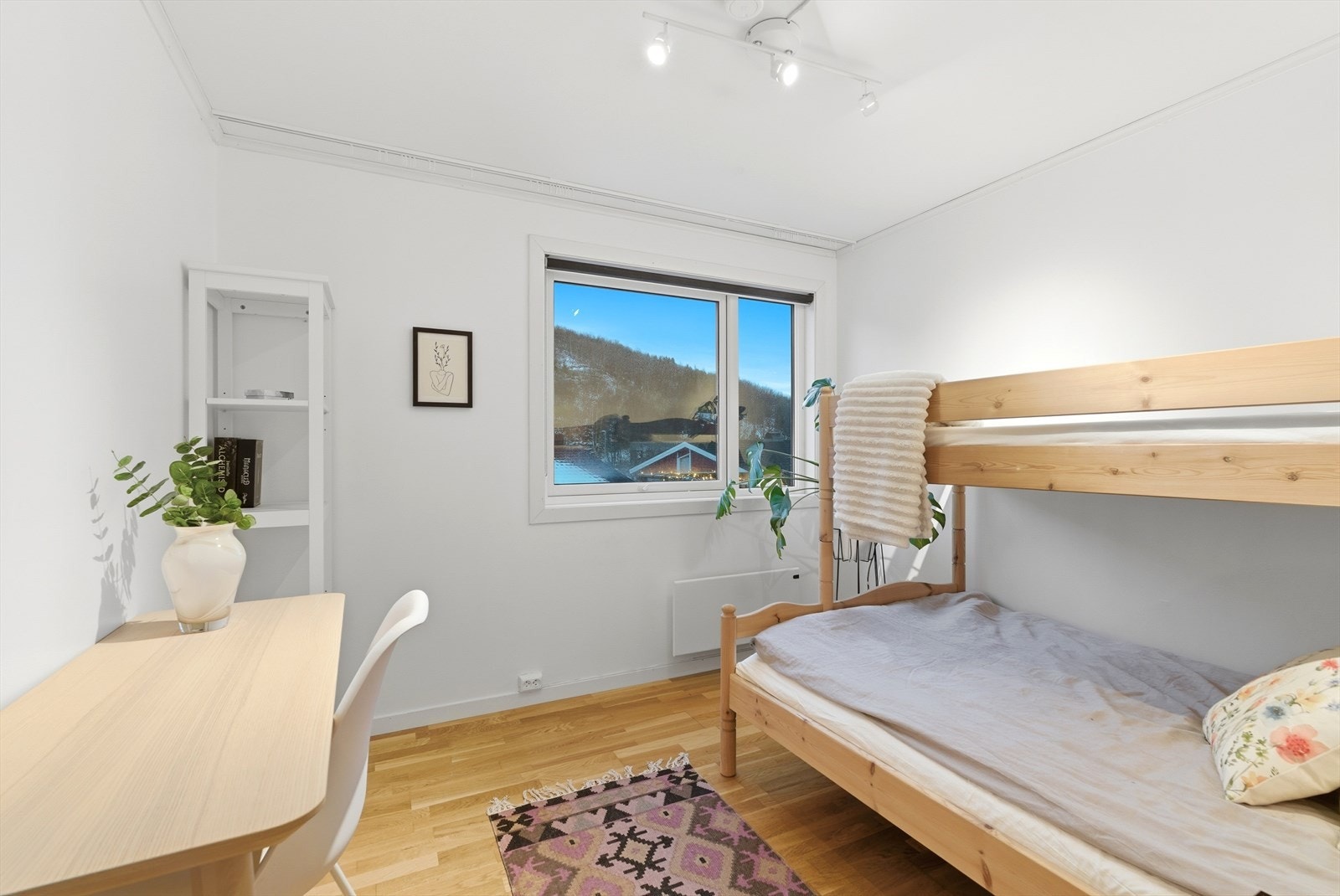 Etasjen har to soverom, begge av god størrelse. Galleribilde