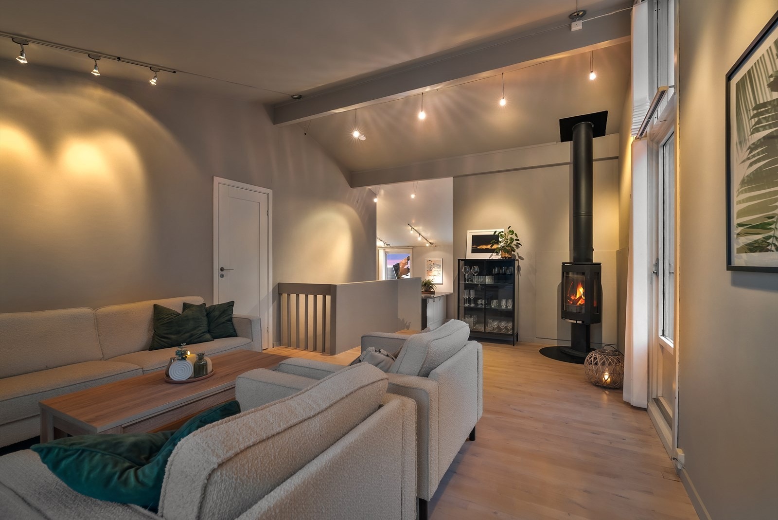 De fleste av boligens overflater er oppmalt i nyere tid, og boligen har gjennomgående smakfulle farge- og materialvalg. Galleribilde