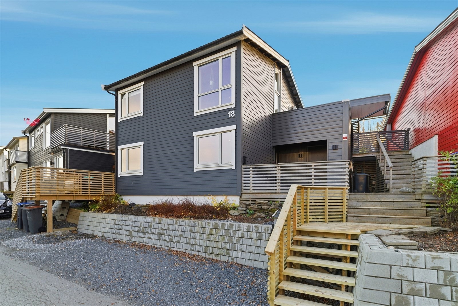 Nåværende eiere har etablert ny trapp ifm inngangspartiet, og etablert gruset parkeringsplass like i forkant av boligen. Galleribilde