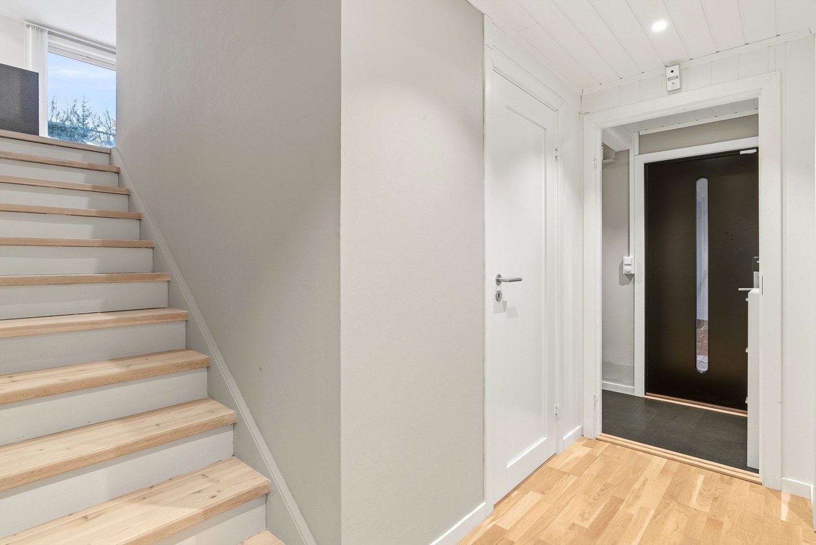 Underetasjen består av entré, hall m/trapp, to soverom, baderom og to innvendige boder samt en utebod. Galleribilde