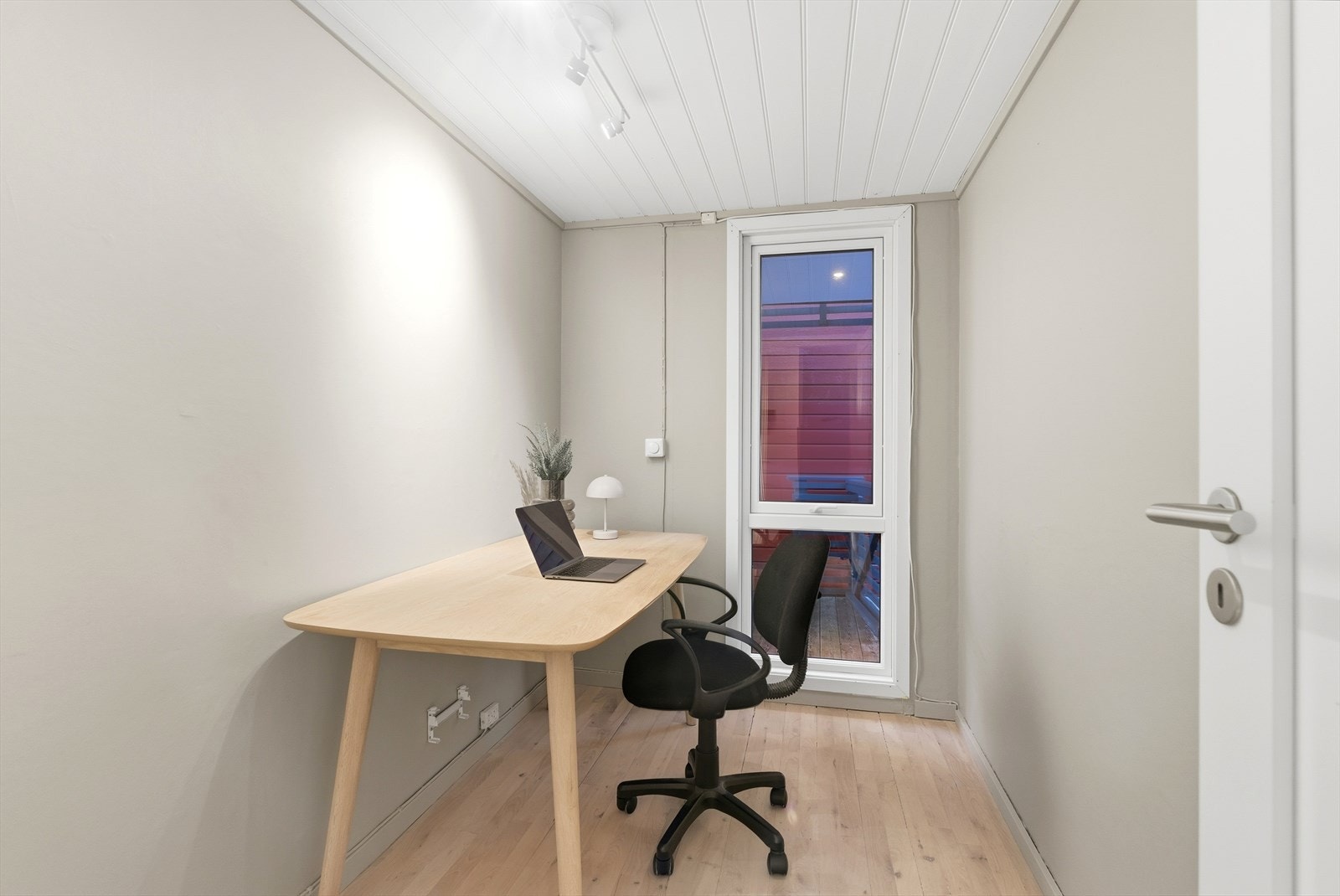 Innenfor spisestuen er det i dag etablert et kontor. Galleribilde