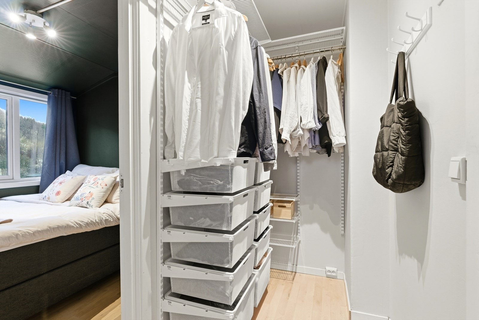 Mellom soverom og bad er det etablert en praktisk walk in-garderobe. Galleribilde