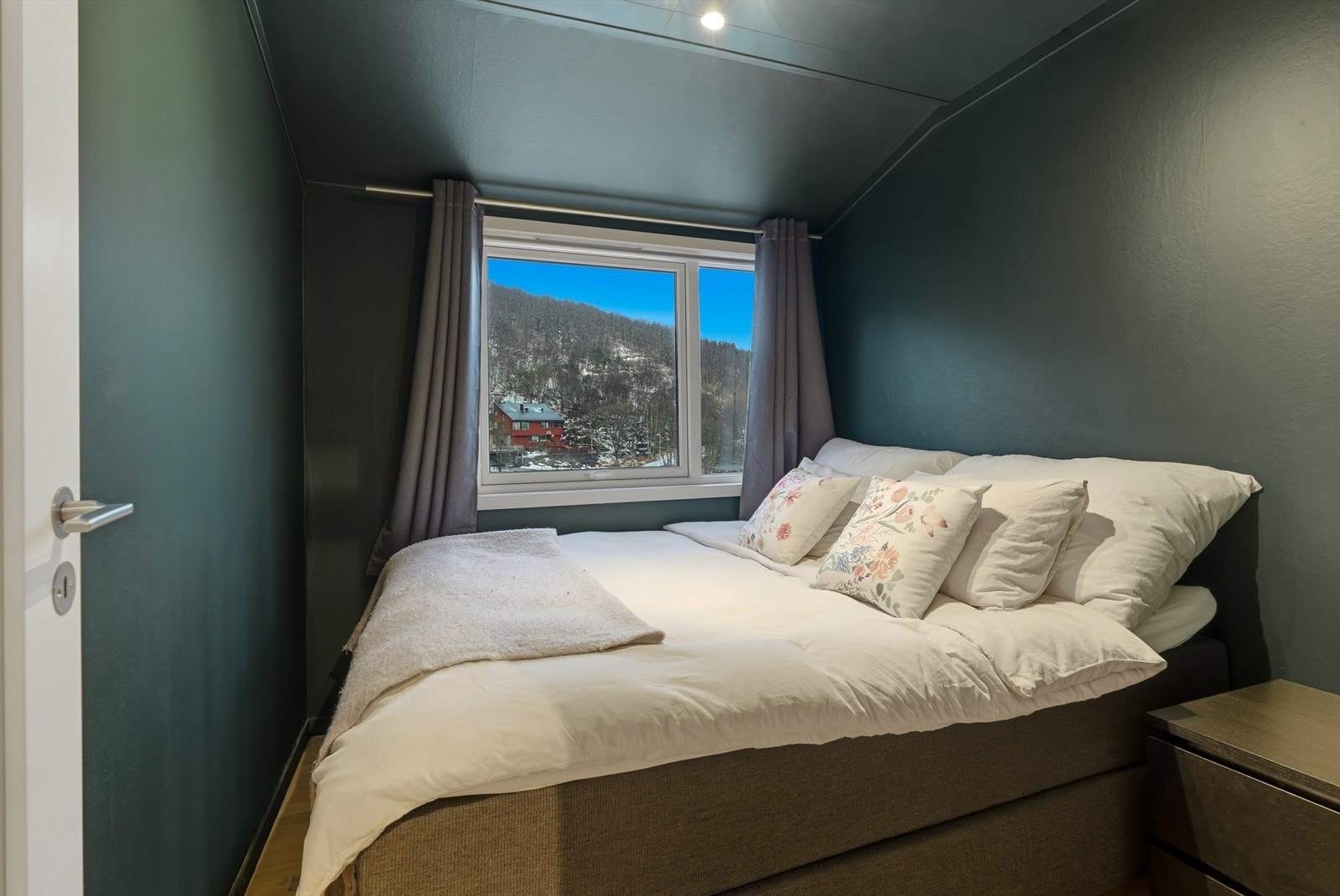 Hovedsoverommet er av god størrelse, og vender mot fredelige omgivelser. Galleribilde