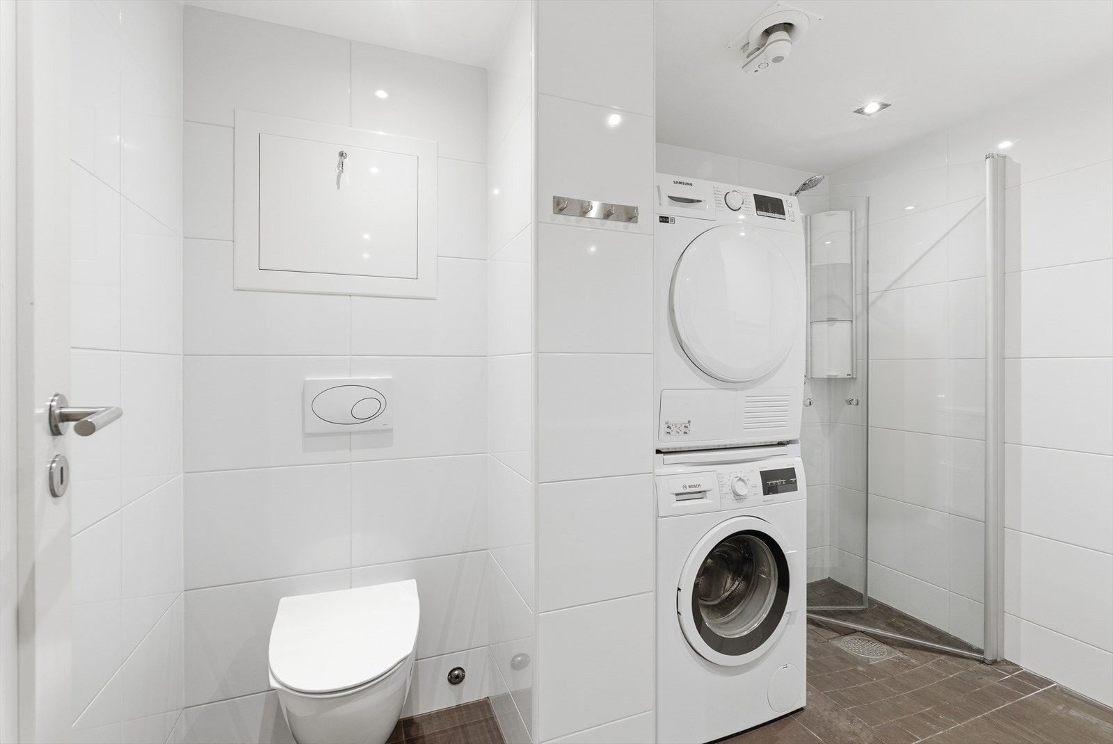 Baderommet ble iflg. tidligere salgsopplysninger oppusset av byggmester Fritzøe i løpet av daværende eiers botid. Årstall er ikke konkretisert, men arbeidet er utført etter 2009. Galleribilde