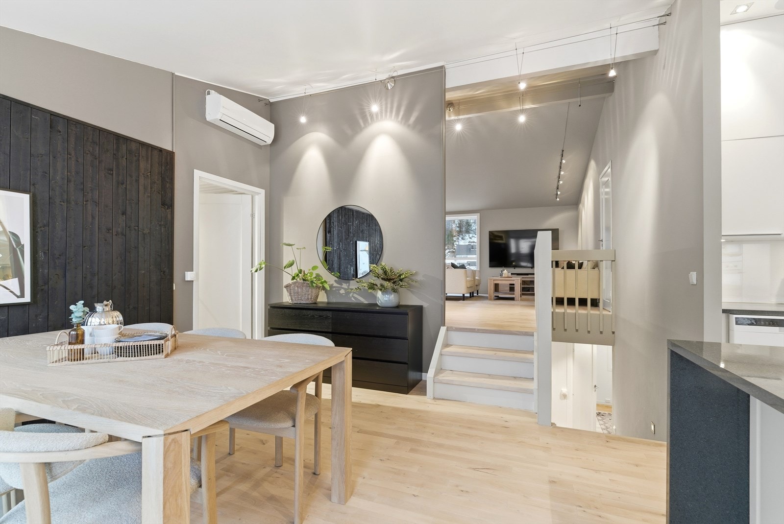 Noen få trappetrinn lengre opp finner du stue, hovedsoverom, walk in-closet og et av boligens to baderom. Galleribilde