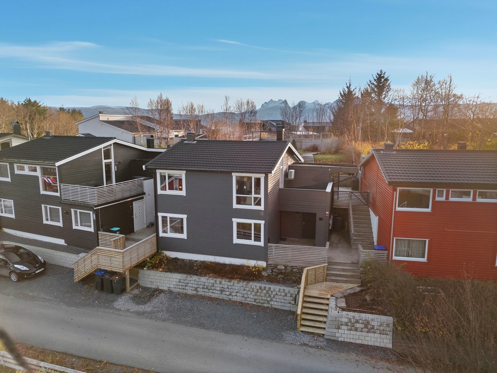 I følge tidligere salgsopplysninger er også yttervegger mot nord, sør og øst oppusset i perioden 2009-2012, og de fleste vinduer ble samtidig skiftet ut. Det ble også lagt nytt takbelegg på flatt tak ved veranda. Galleribilde