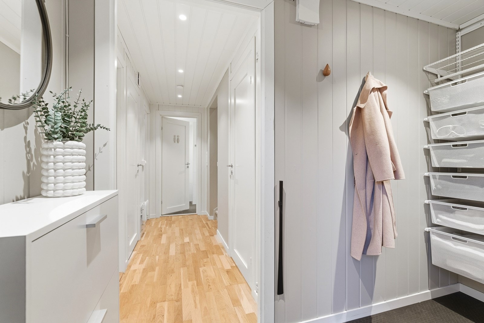 Entréen gir et fint førsteinntrykk, og har god oppbevaringsplass til yttertøy og sko. Galleribilde