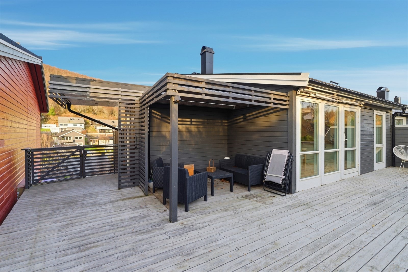 Boligen vender mot solrike sør og har flere terrasser tilpasset terrenget. Galleribilde