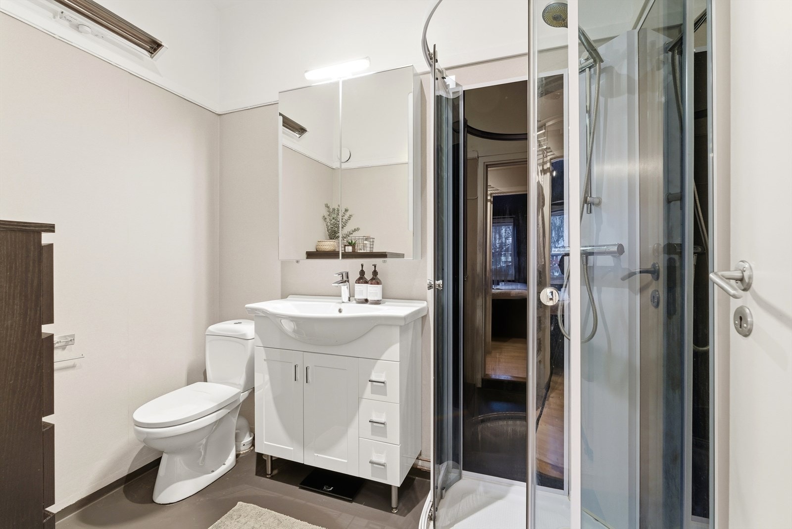 Baderommet har pen innredning og nyere dusjkabinett som gir Galleribilde