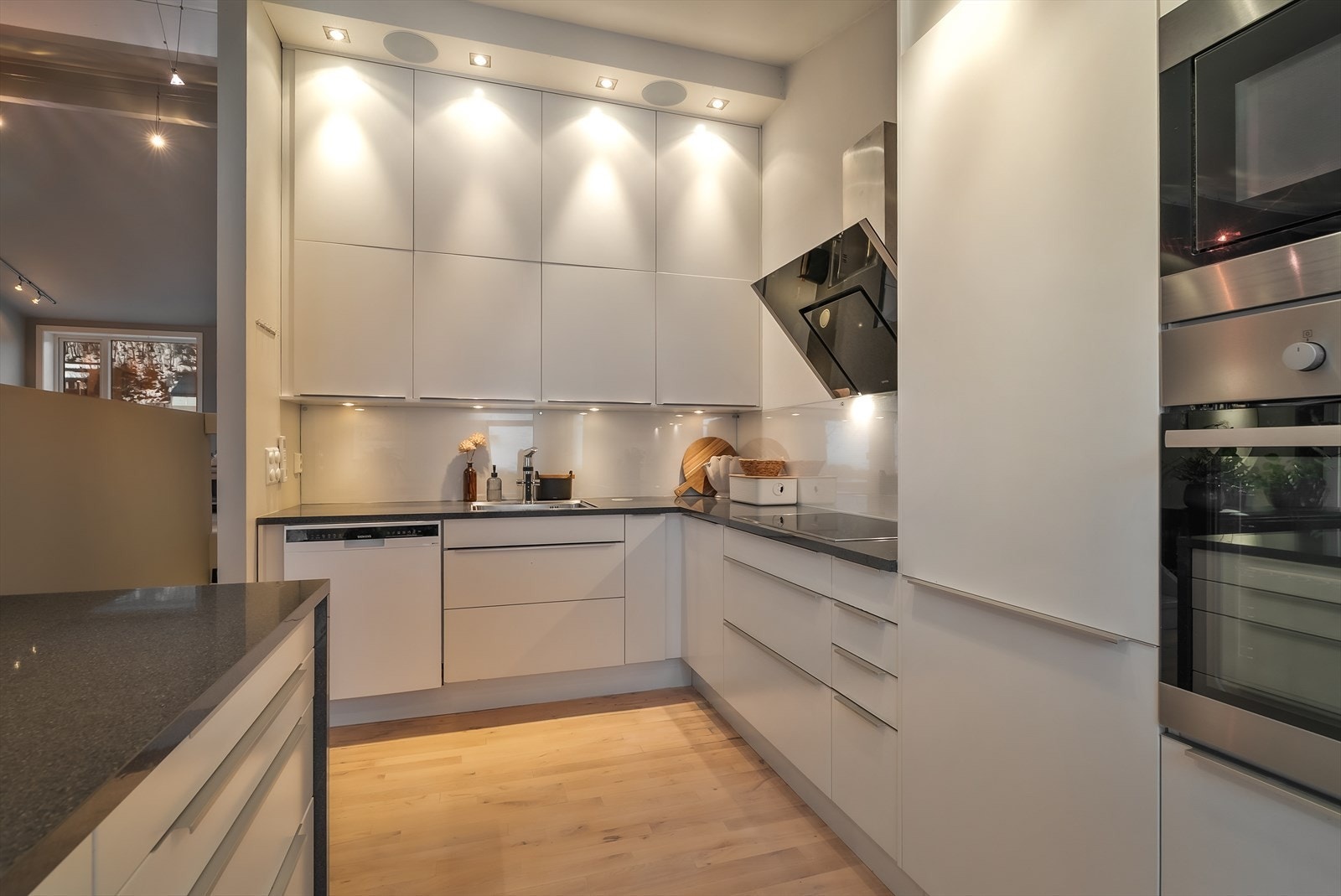 Innredningen har rikelig med oppbevaringsplass og arbeidsflate, og et tidløst design. Galleribilde