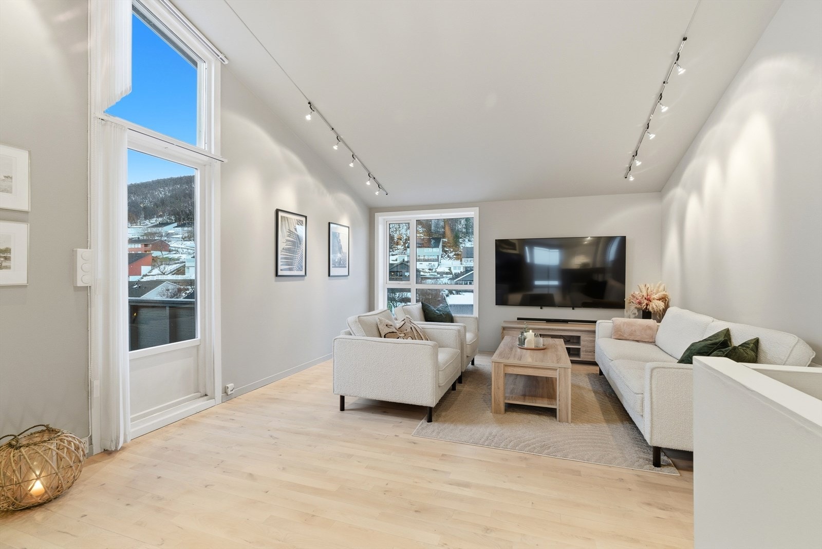 Stuerommet ble helsparklet i 2023, og samtidig er parkettgulvet slipt ned og lakkert. Galleribilde