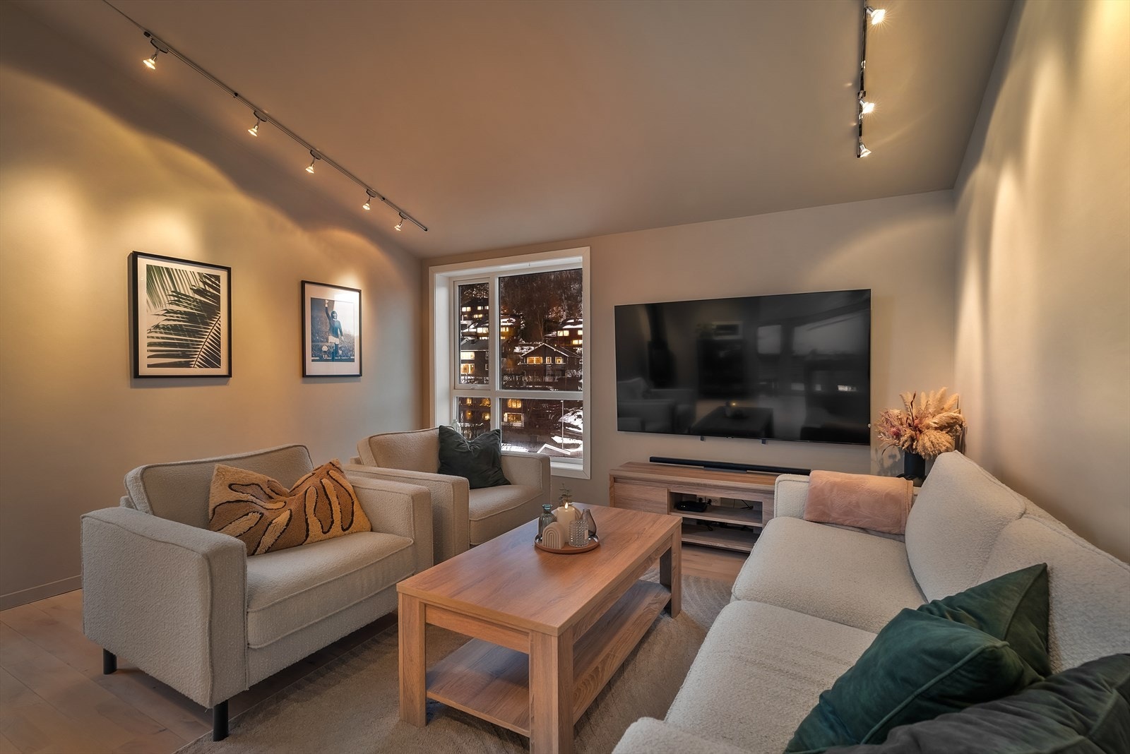 Rommet mottar rikelig med dagslys fra flere store vindusflater, og har naturlige møbleringssoner. Galleribilde