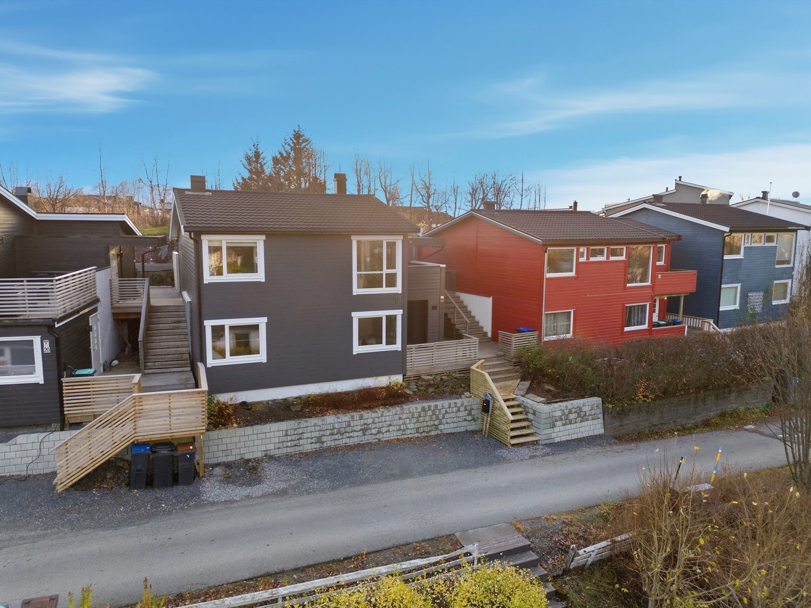 Boligen føyer seg pent inn i rekken av familieboliger i et rolig og trivelig nabolag på Hunstad. Galleribilde