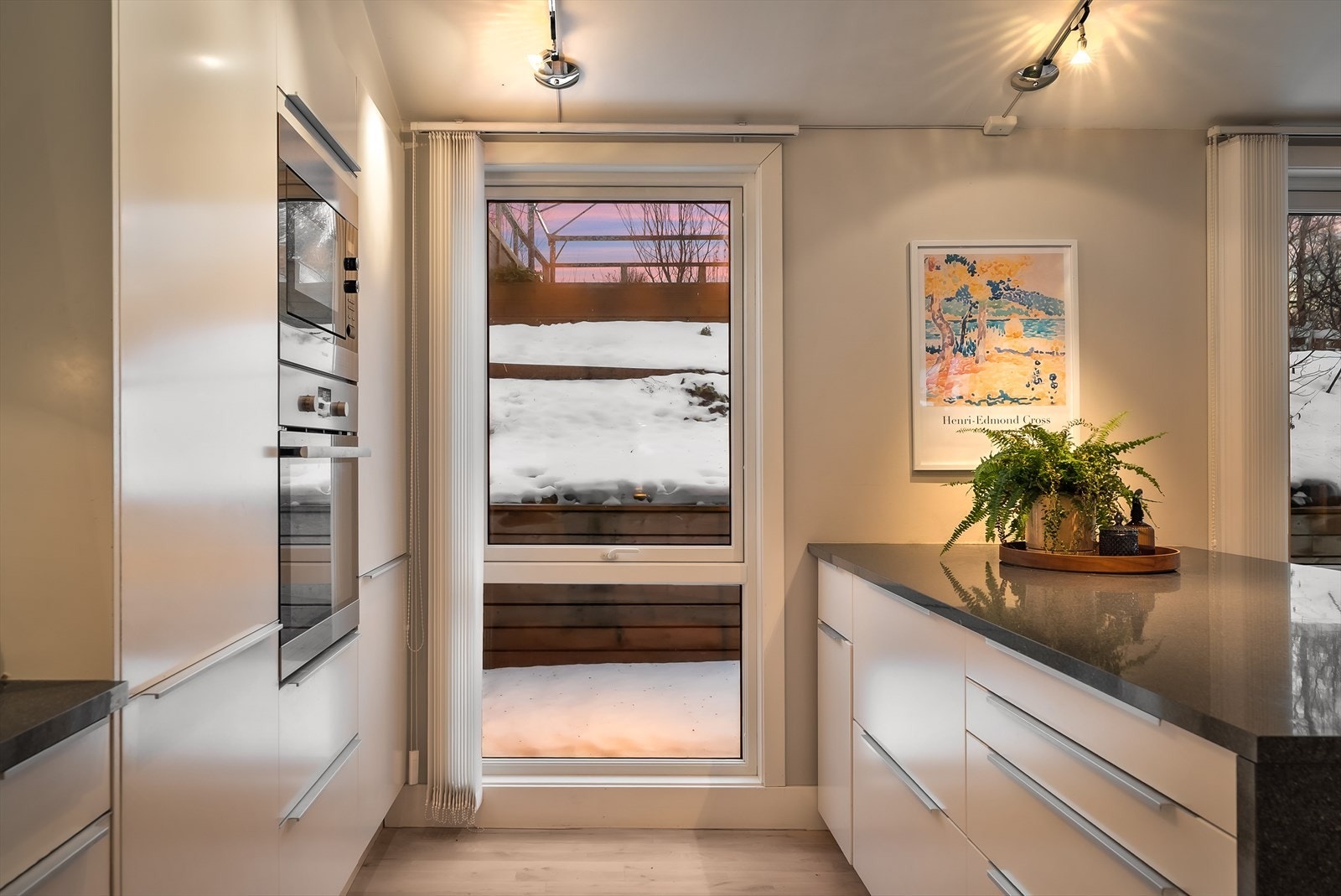 Kjøkkenet har god belysning, samt naturlig lysinnslipp fra flere store vindusflater mot terrassen. Galleribilde