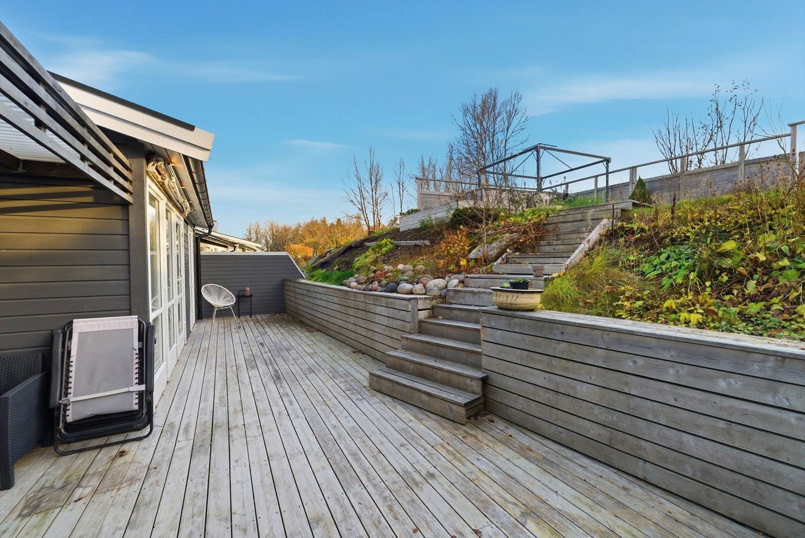 Totalt terrasse- og balkongareal er på 65 kvm, og har flere soner som tillater deg å følge solens gang gjennom mesteparten av dagen. Galleribilde