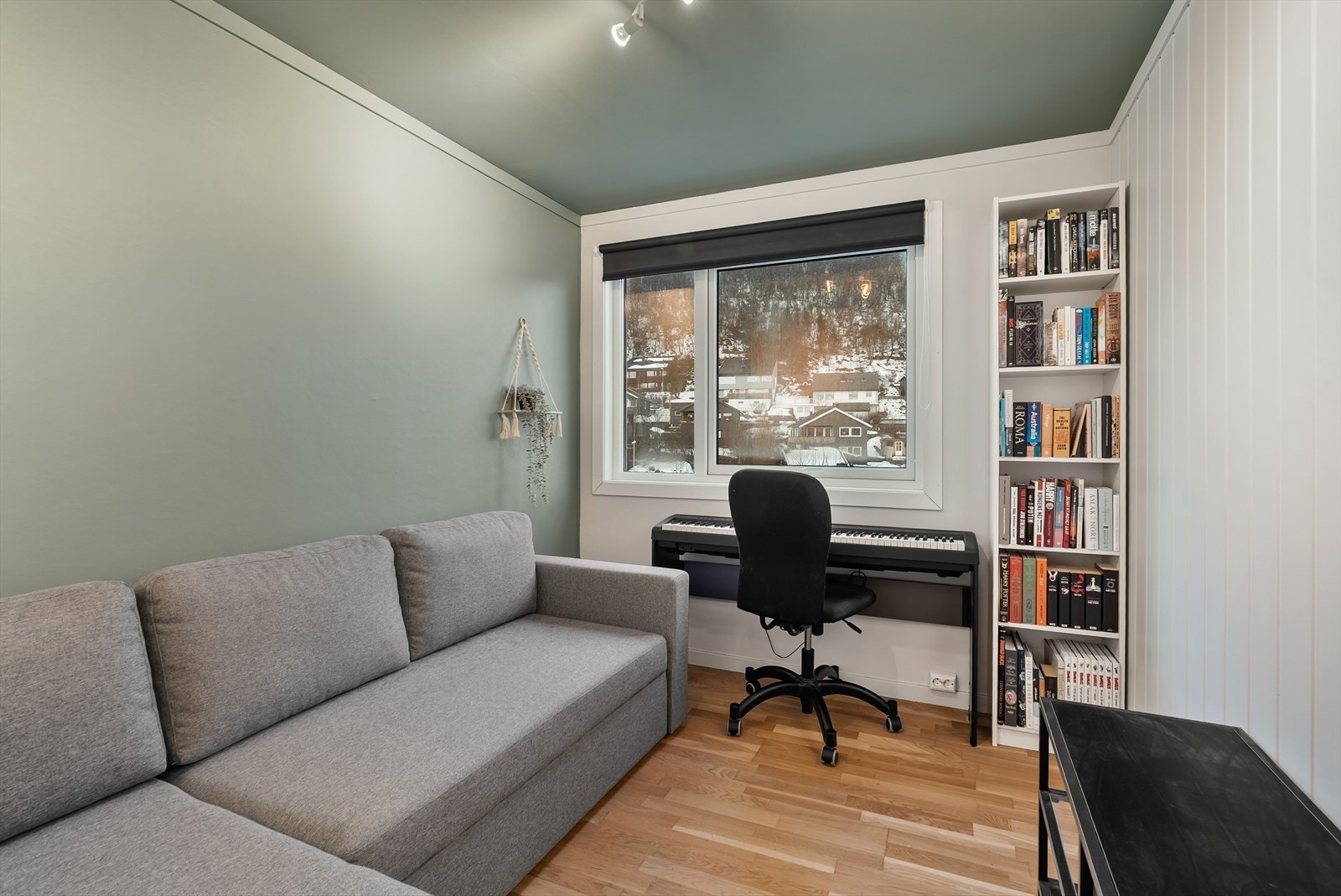 Det ene rommet benyttes i dag som tv-stue/gjesterom. Galleribilde