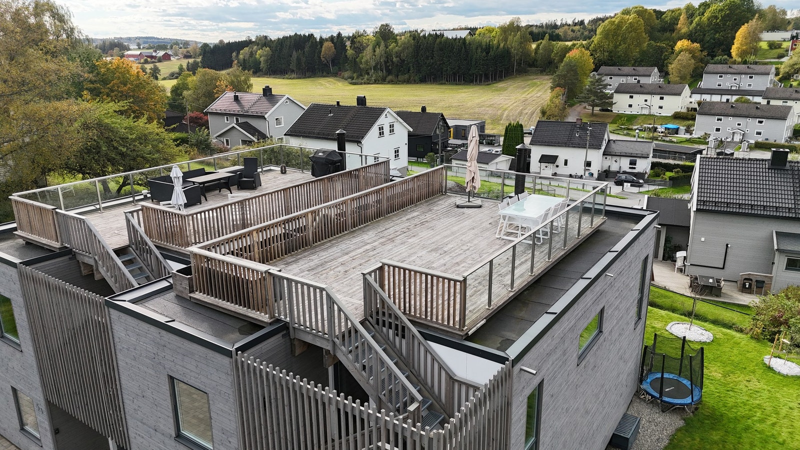 Dronebilde mot takterrasse. Galleribilde