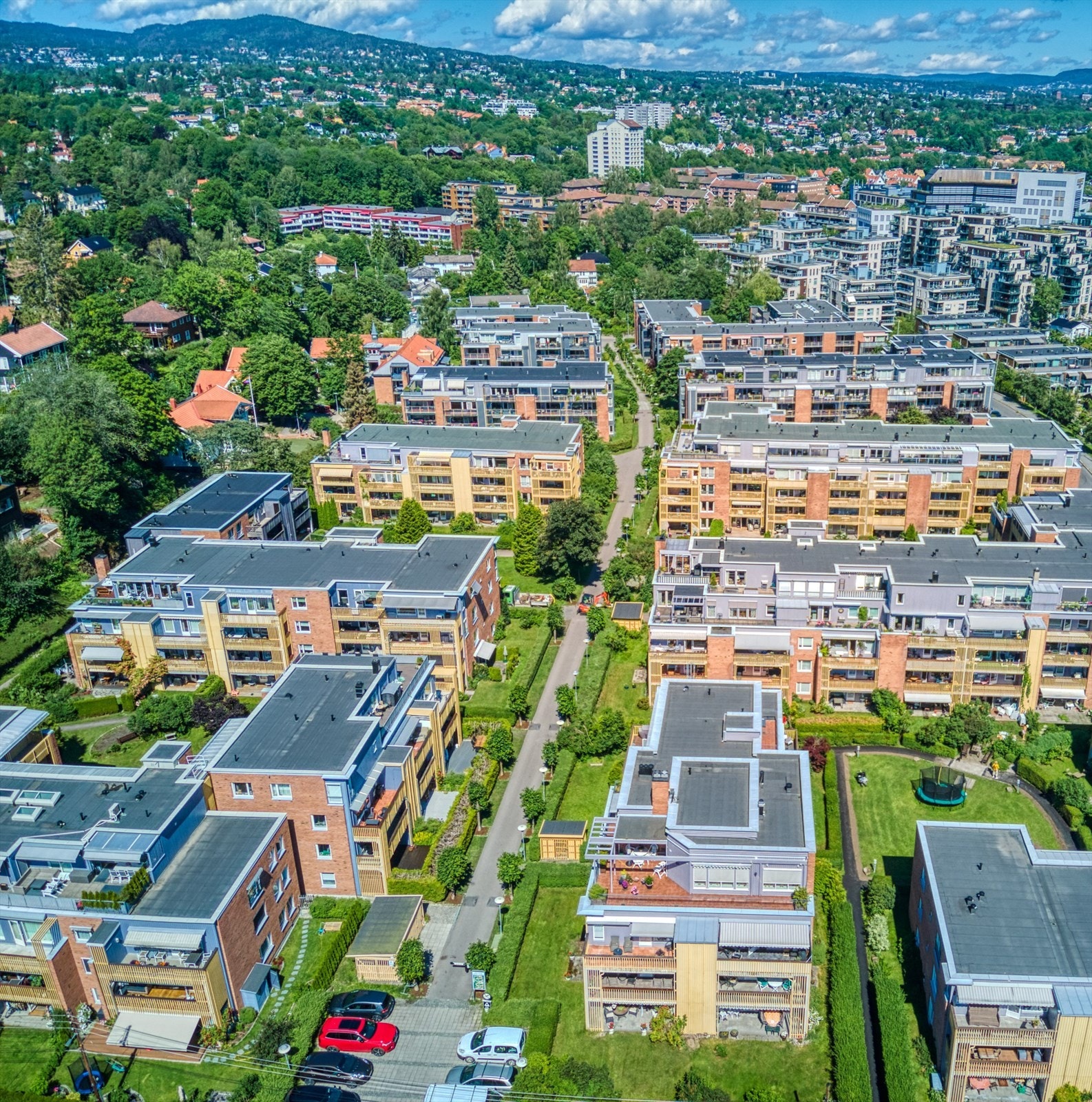Her bor du skjermet og rolig i et tilbaketrukket område, samtidig som du har sentrum rett i nærheten. Toget tar deg raskt inn til bypulsen når du ønsker det. Galleribilde