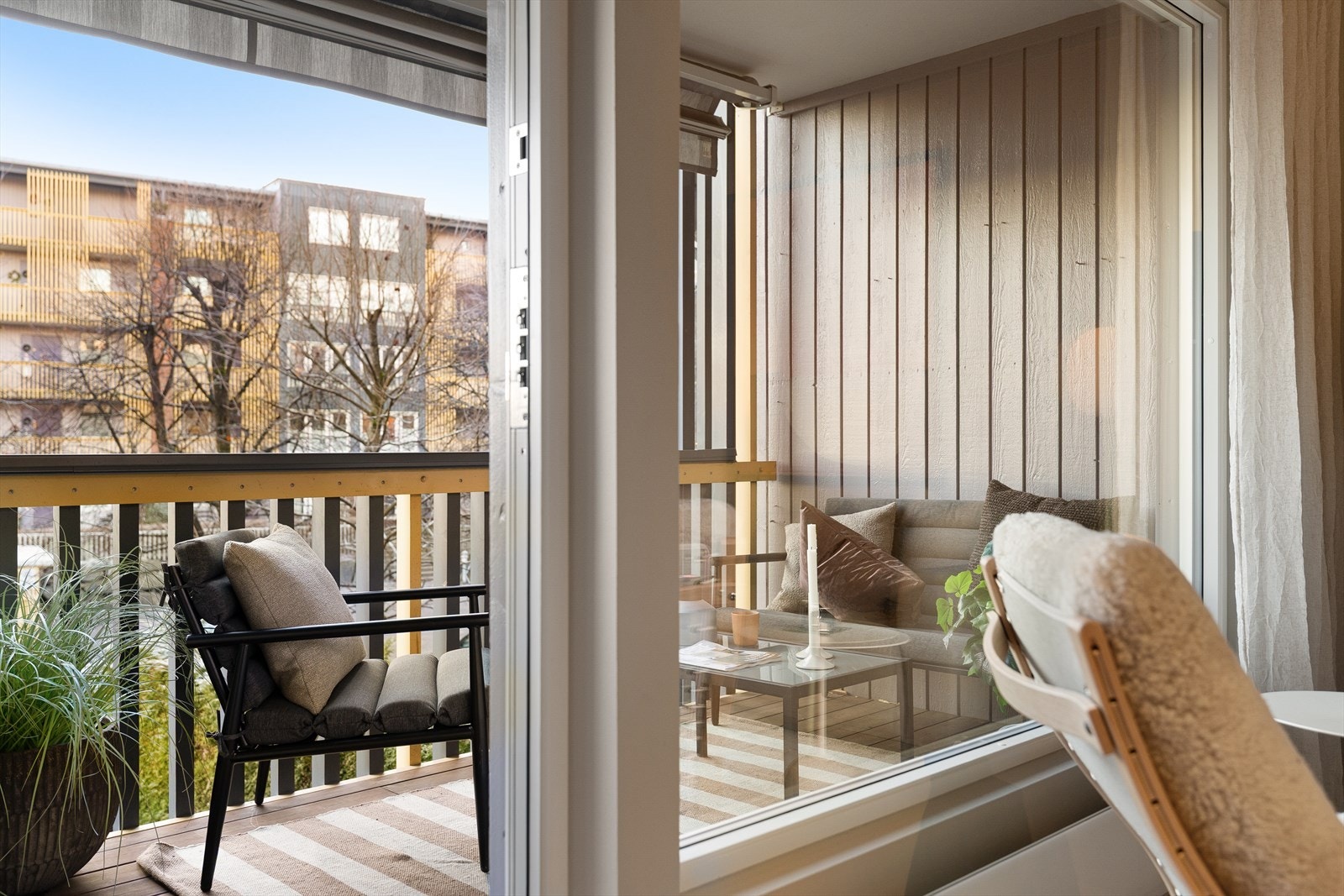 Fra stue er det utgang til solrik balkong på hele 10 kvm. Galleribilde