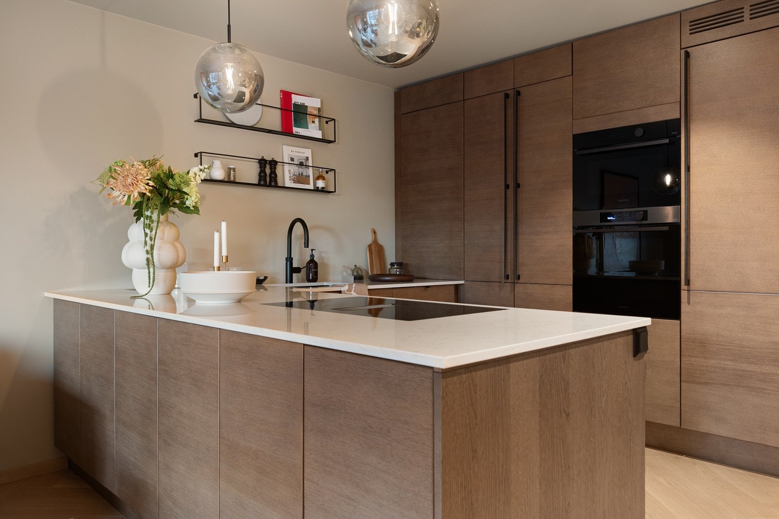 Integrert ovn, kombiovn, 80 cm planlimt platetopp med nedfelt ventilator, kjøleskap og oppvaskmaskin. Galleribilde