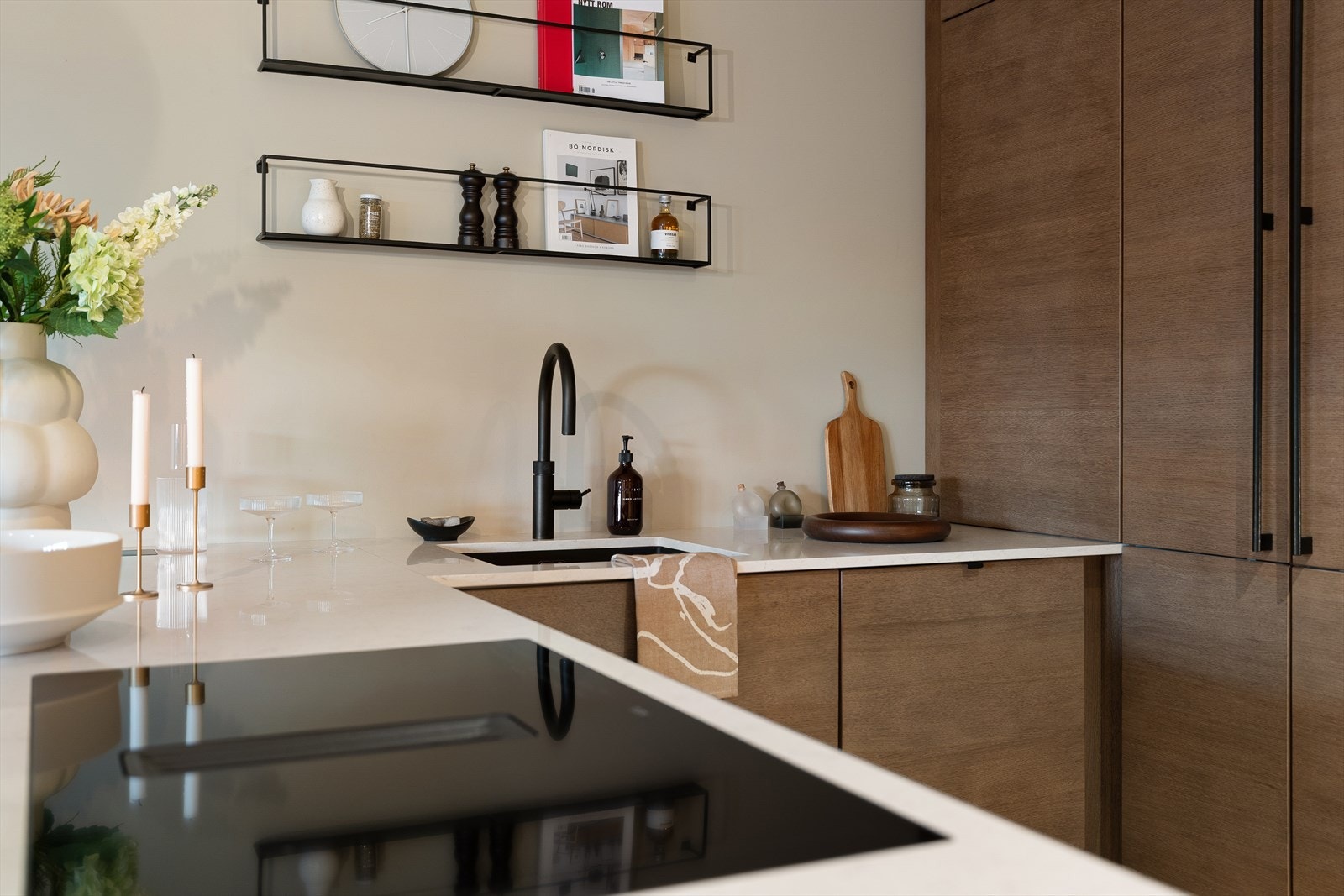 Slette fronter og kompositt benkeplate. Godt med lagringsplass og flere soner for matlaging. Galleribilde