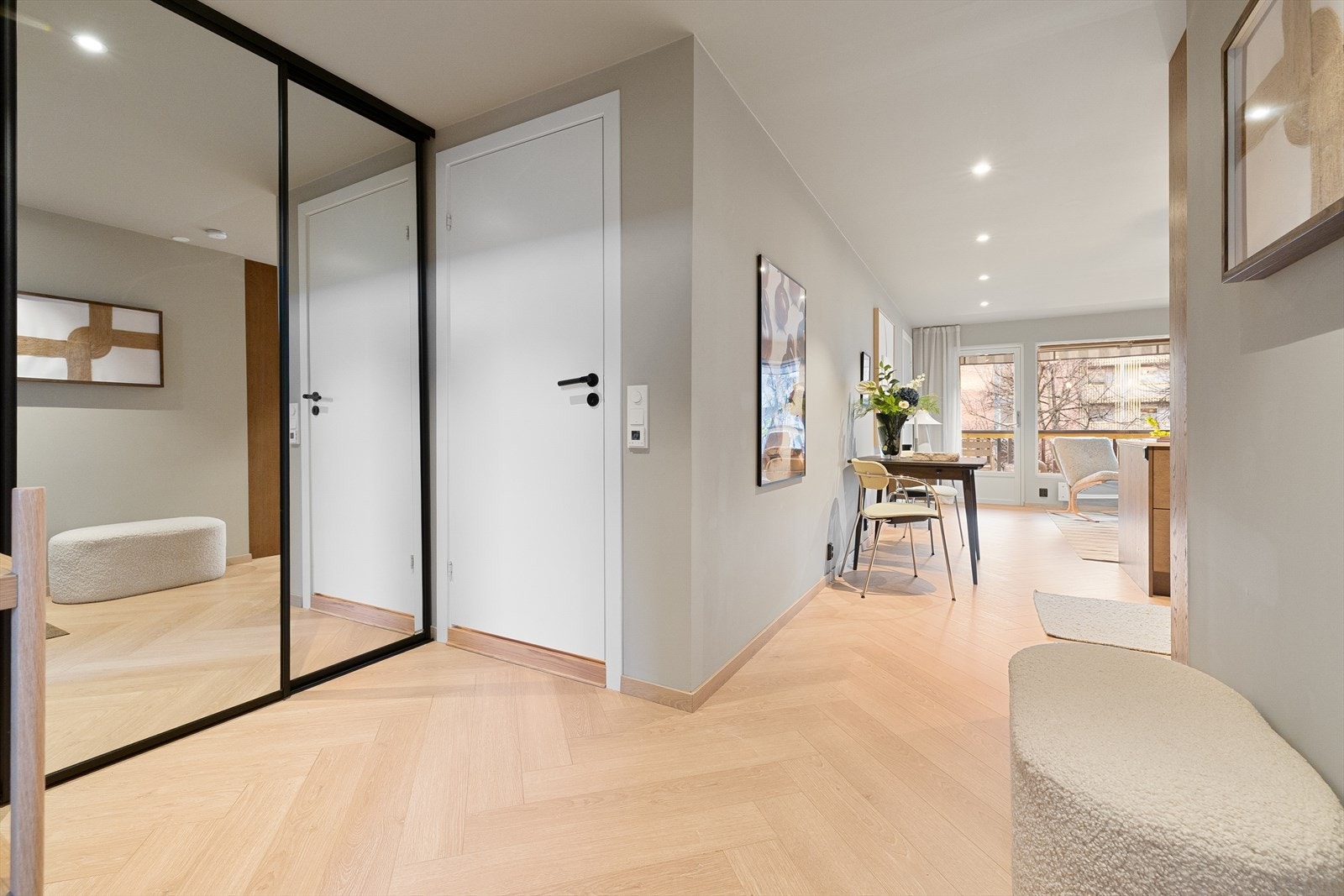 Romslig, innbydende entré med walk-in garderobe. Galleribilde