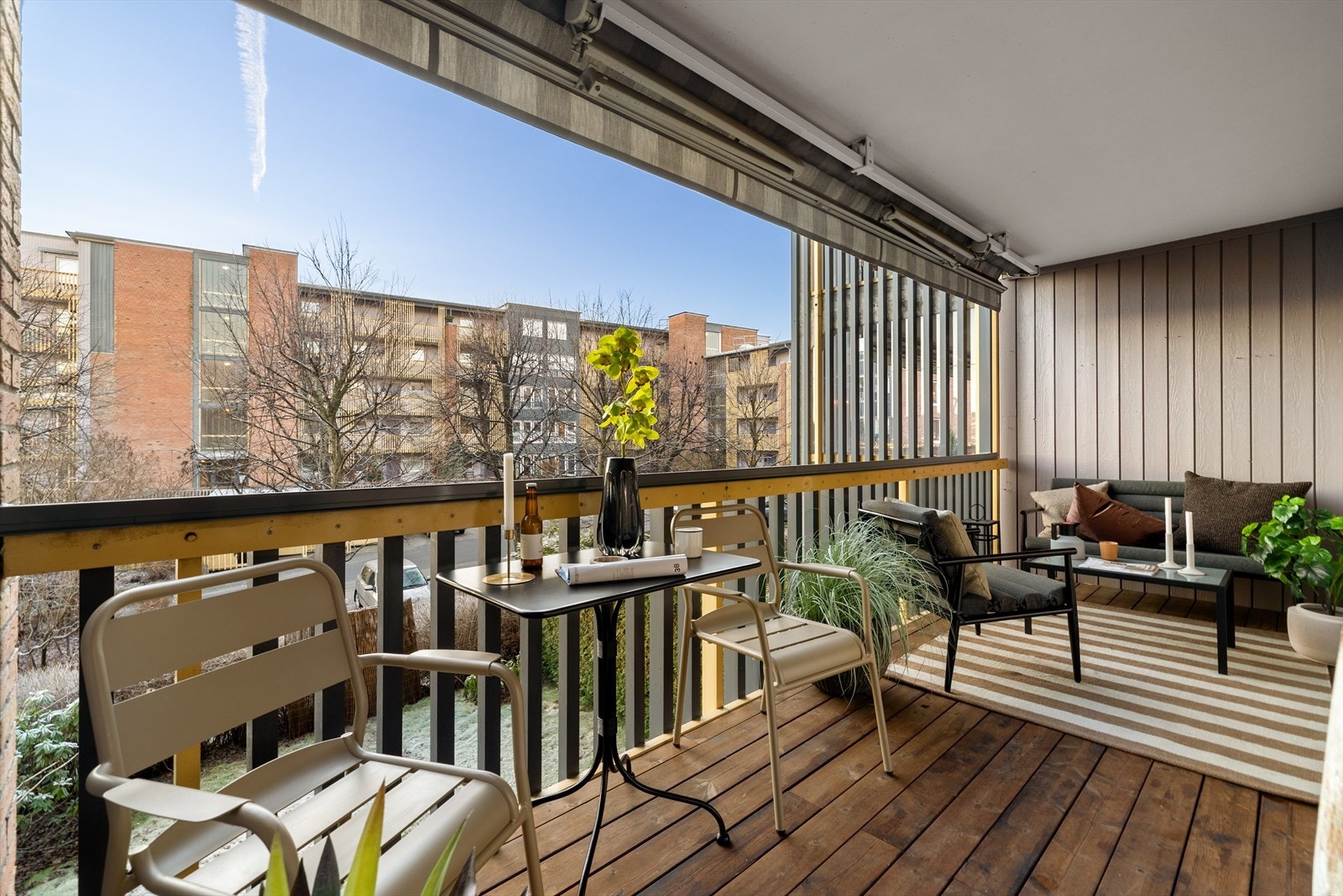 Balkongen vender sydvest og har sol fra ca 12/13-19 om sommeren. Hyggelig utsyn utover de parkemesssig opparbeidede uteområdene. Galleribilde