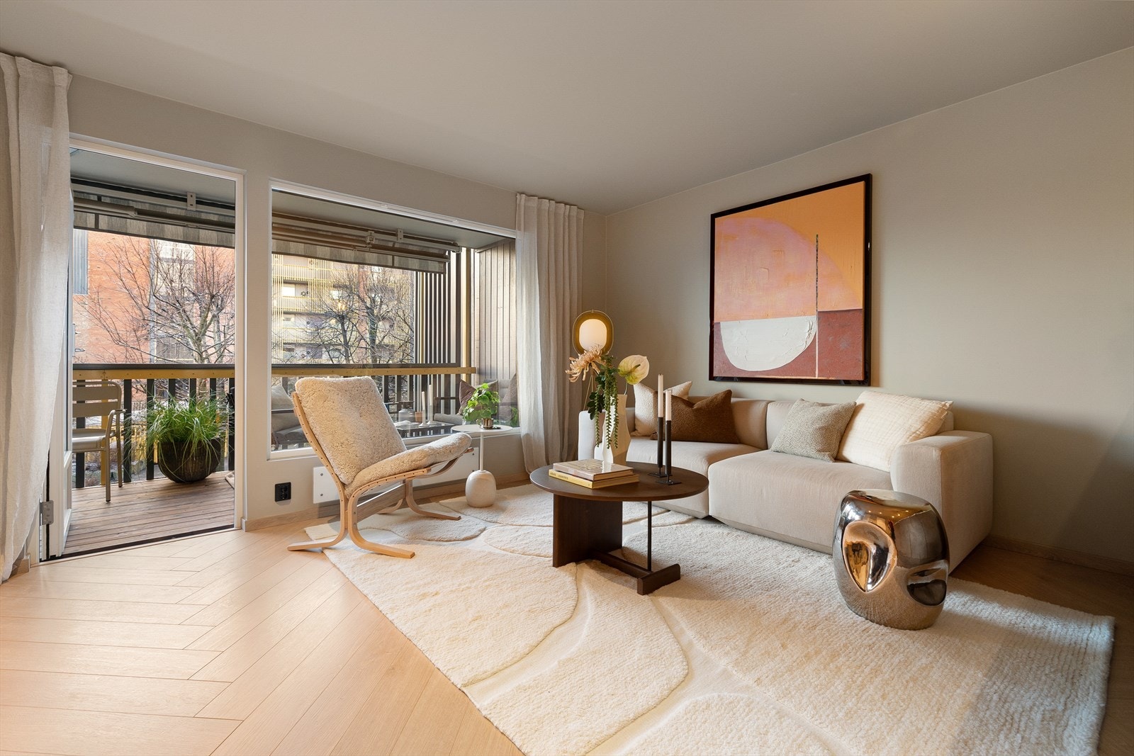 Gjennomgående med store vindusflater som slipper inn rikelig med naturlig lys. Galleribilde