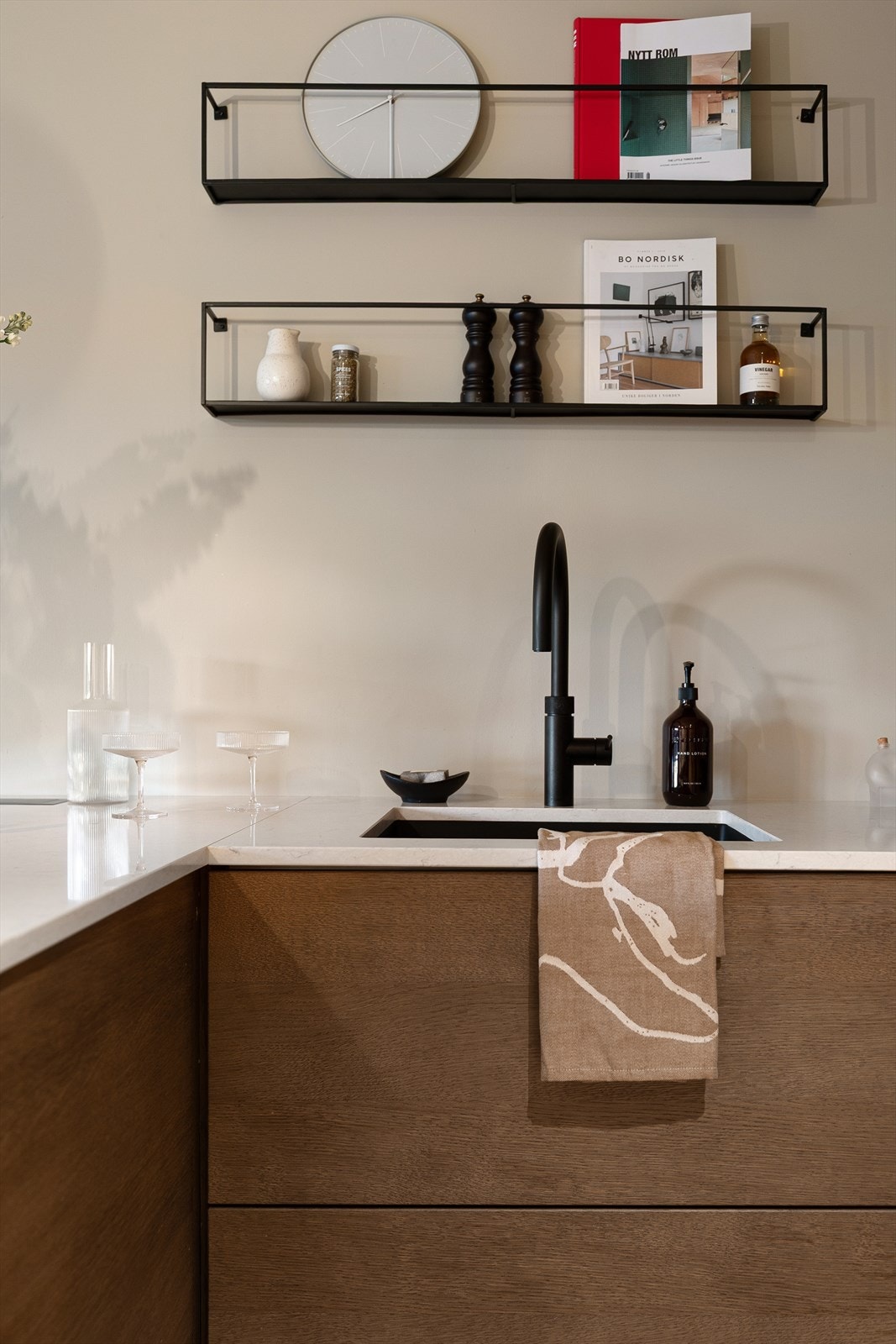 Underlimt kum og et greps blandebatteri tilkoblet Quooker. Galleribilde