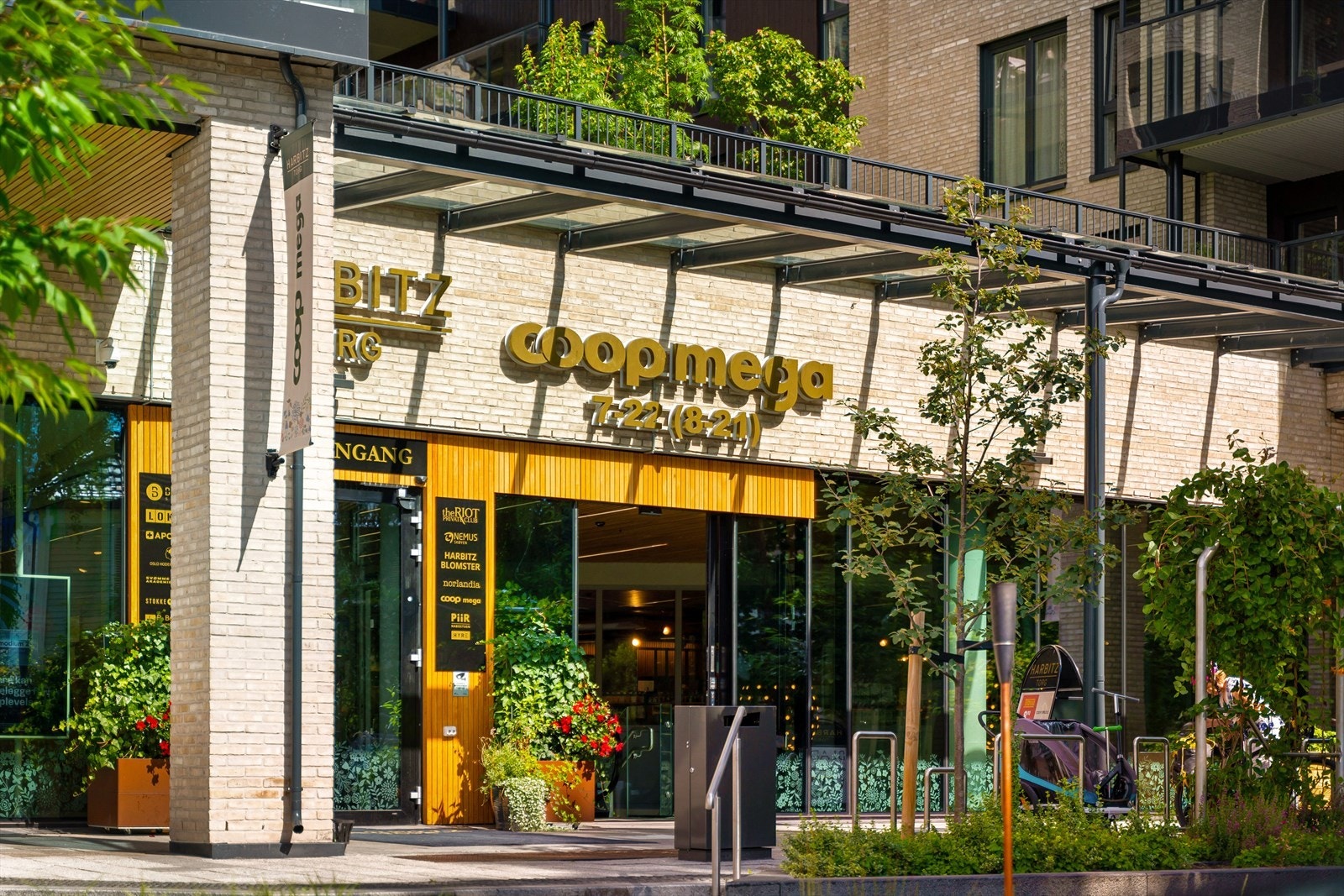 Ca. 350 meter til Harbitz Torg som byr på flere spisesteder og butikker, bl.a. Coop Mega, Laboratoriet og Sabi Sushi. Galleribilde