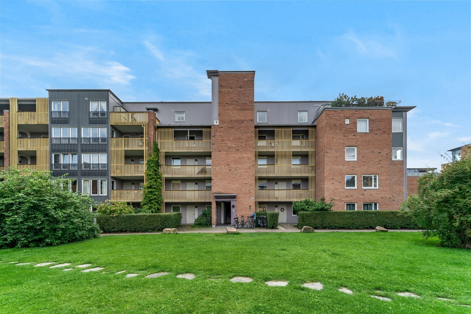 Området gir et godt inntrykk med pent vedlikeholdte uteområder. Galleribilde