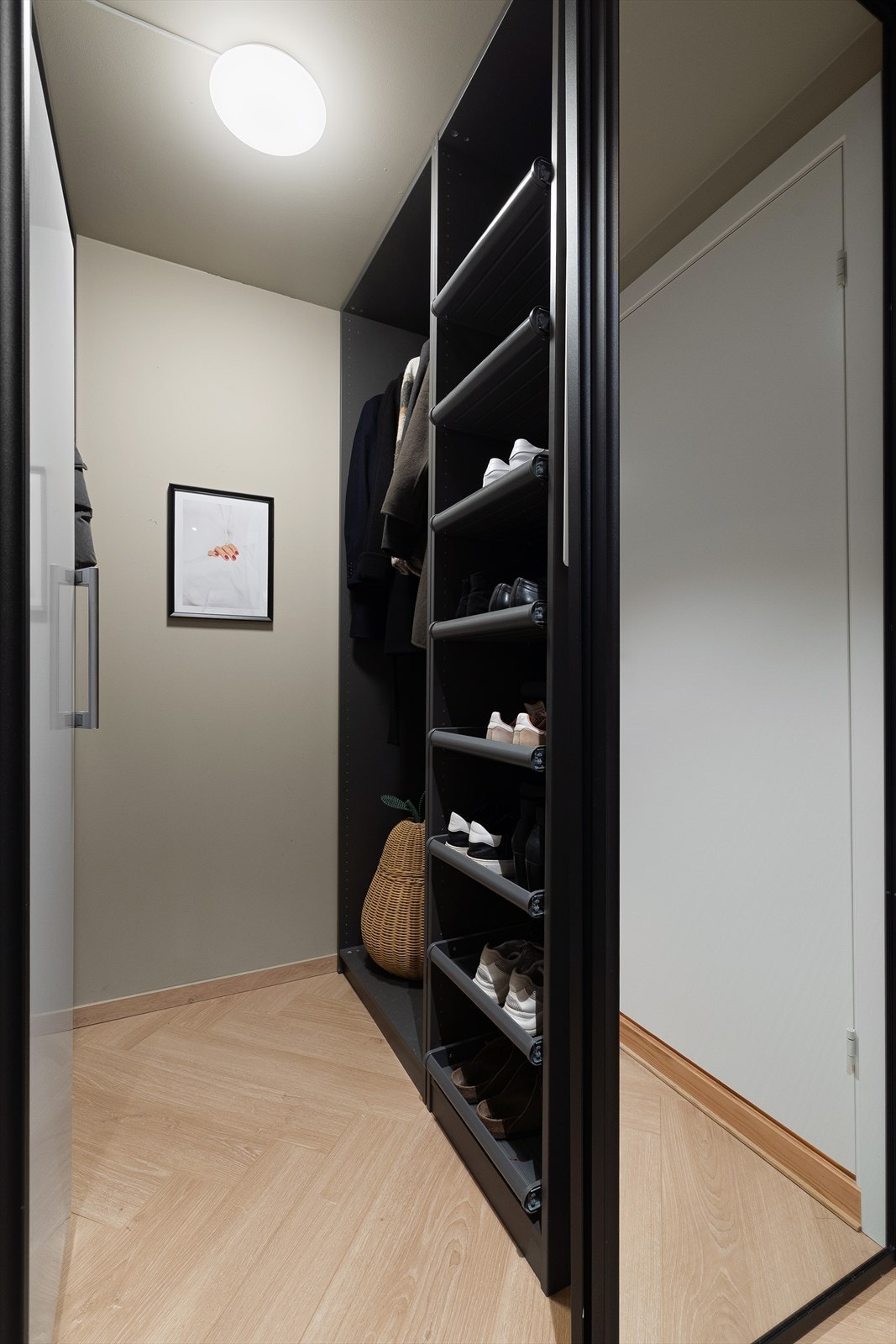 Walk-in garderobe med plass til fryseskap. Galleribilde