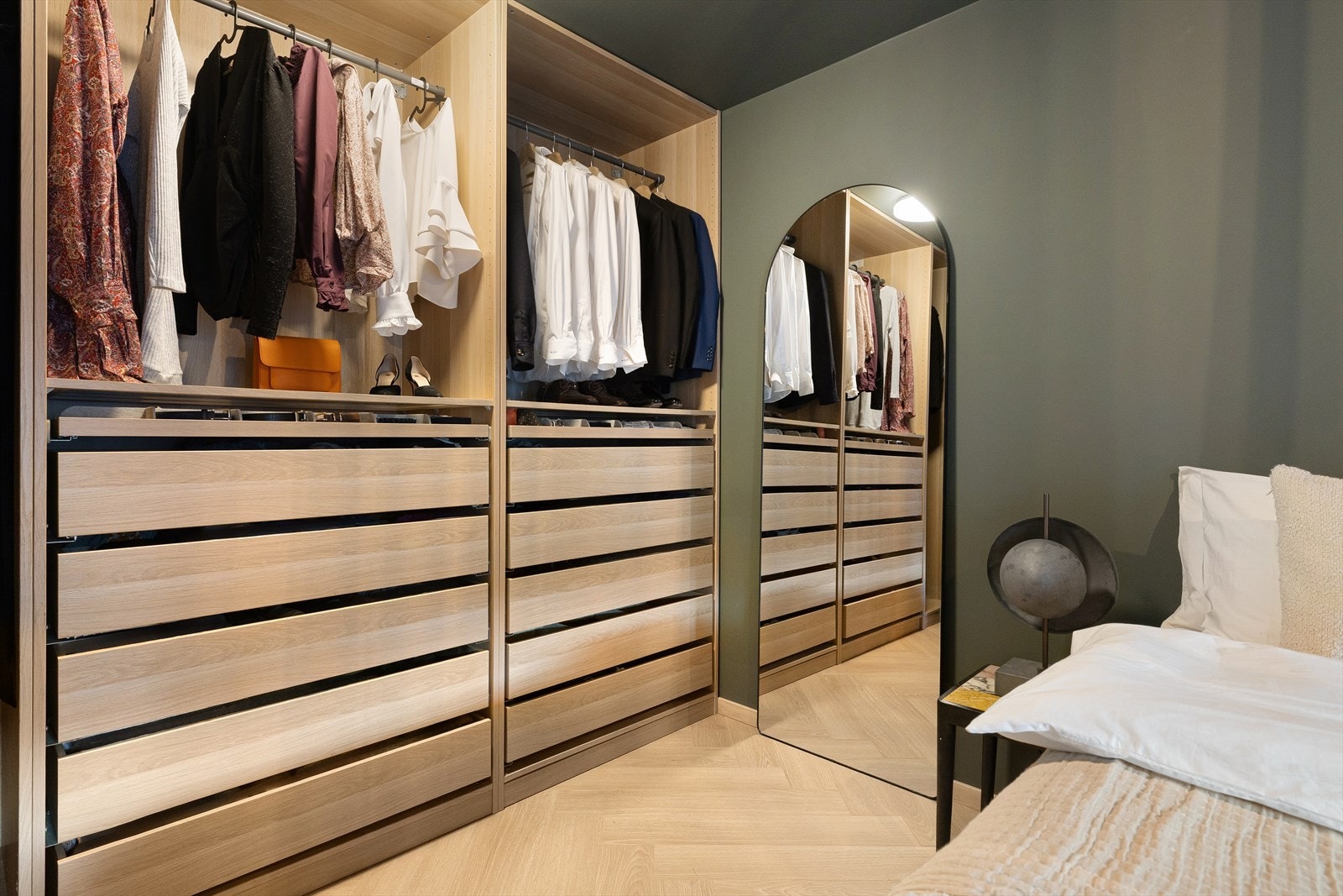 Godt med oppbevaringsplass. Garderobeskap medfølger. Galleribilde