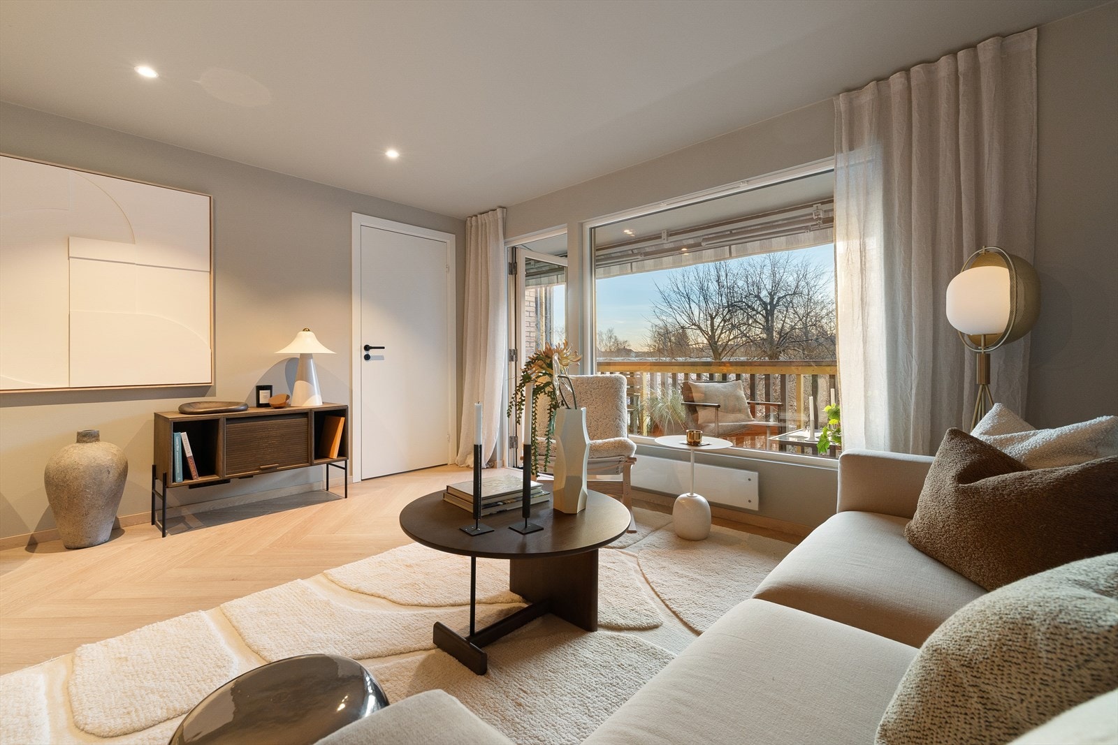 Nytt elektrisk anlegg, fiskebensgulv samt sparklet og malte overflater. Galleribilde