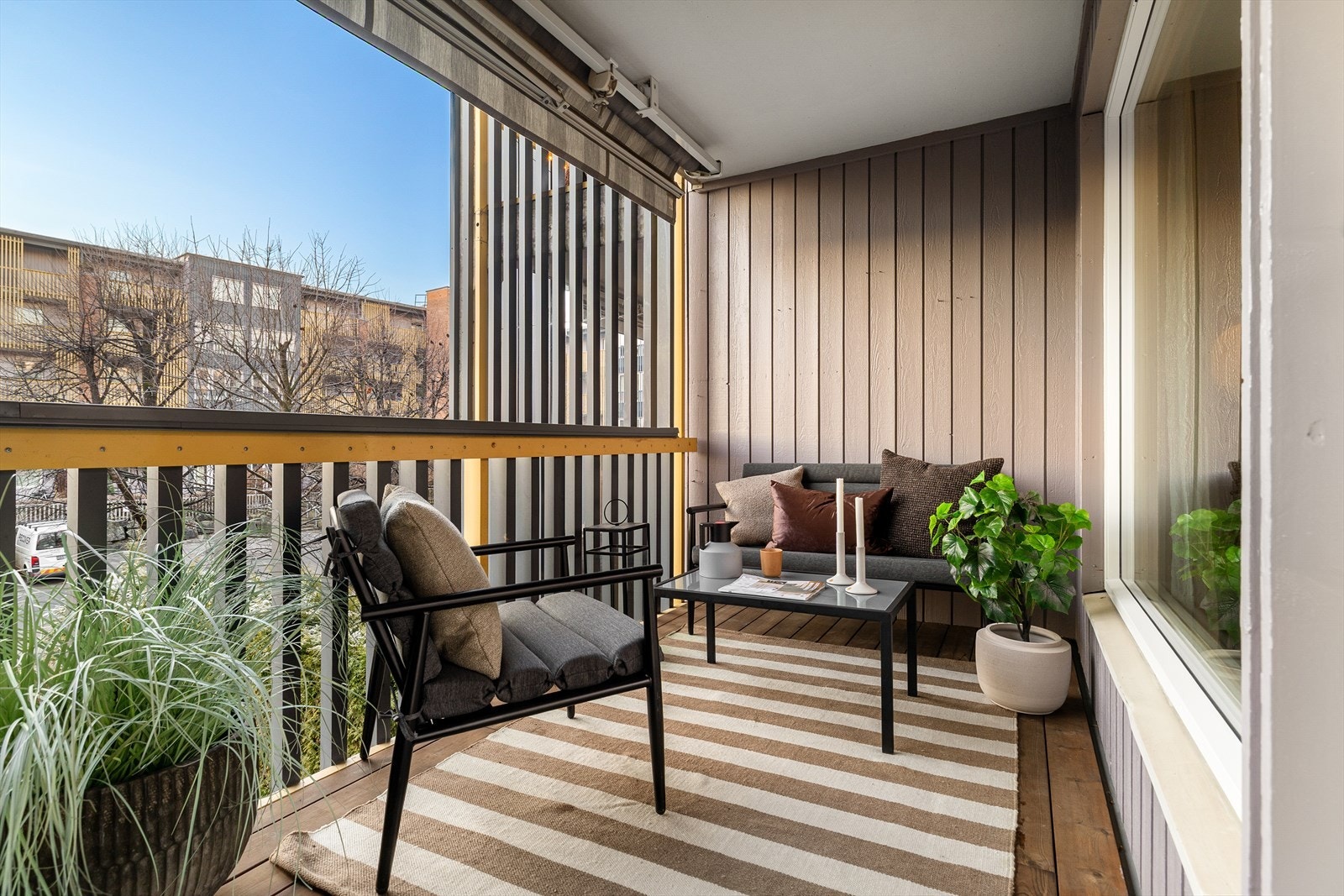 Balkongen er utstyrt med elektrisk markise. Oppbygget i betong og gulv dekket med terrassebord. Galleribilde