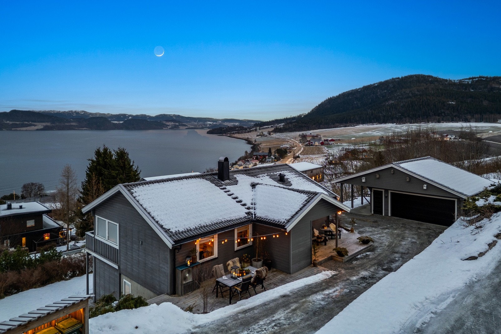 Eiendommens tomtestørrelse er på 891 kvm. I 2004 ble det satt opp en dobbelgarasje med tilhørende carport. Galleribilde