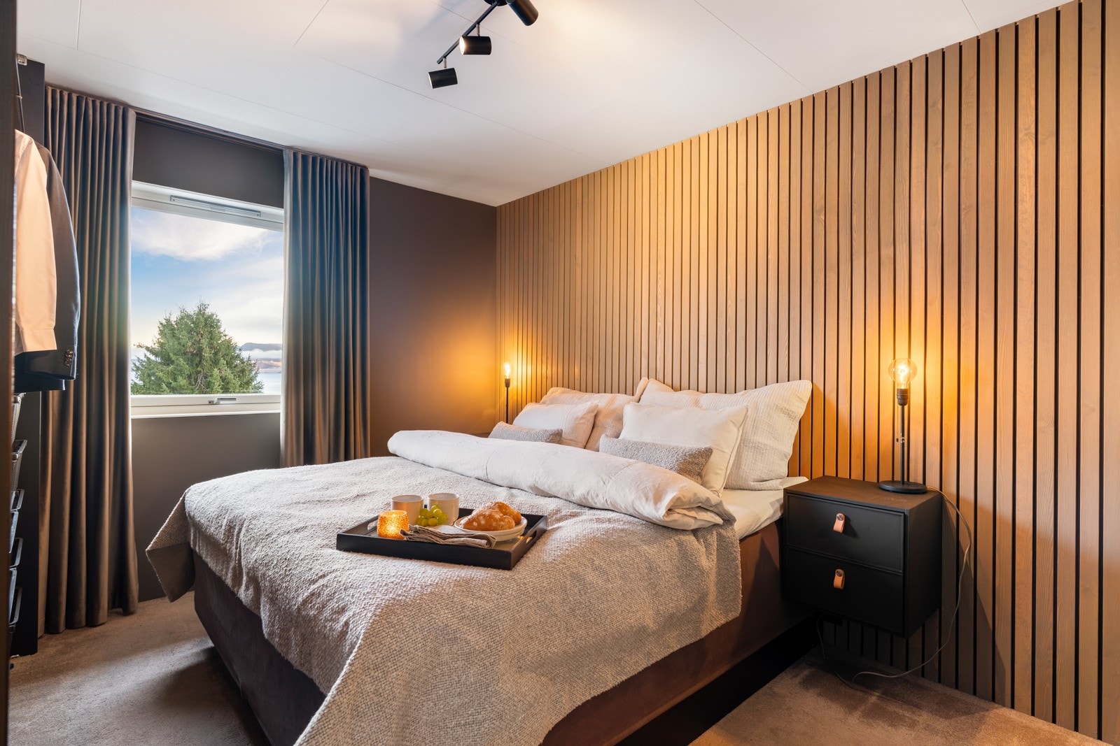 Boligen har fire gode soverom som alle er av gode størrelser. Hovedsoverommet finner vi i første etasje og er 12kvm stort. Her er det og tilgang til kaldloft gjennom luke i tak. Galleribilde